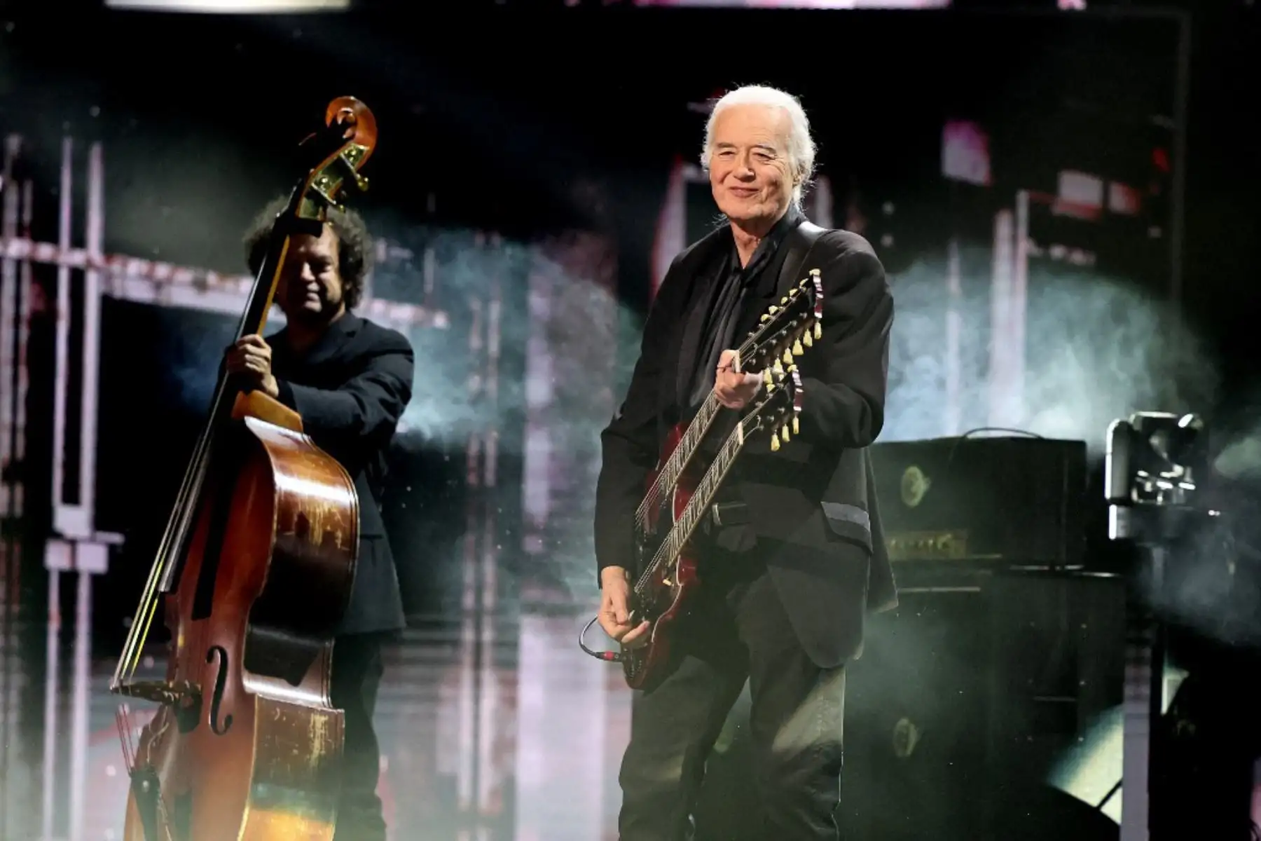 Jimmy Page actúa en el escenario durante la ceremonia anual de incorporación al Salón de la Fama del Rock & Roll en el Barclays Center el 3 de noviembre de 2023 en la ciudad de Nueva York. Foto: AFP