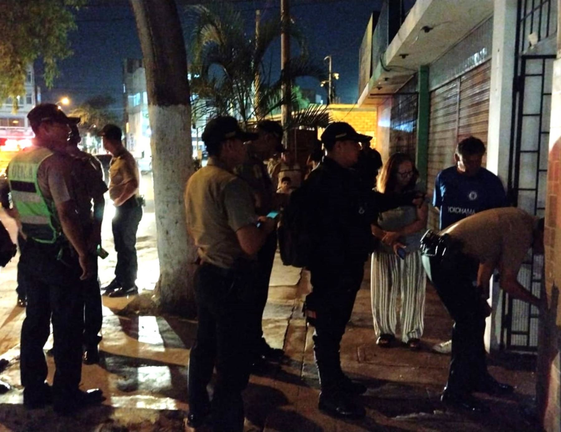 La Policía investiga el lanzamiento de un artefacto explosivo contra una vivienda ubicada en la urbanización La Noria, en Trujillo. Foto: ANDINA/difusión.
