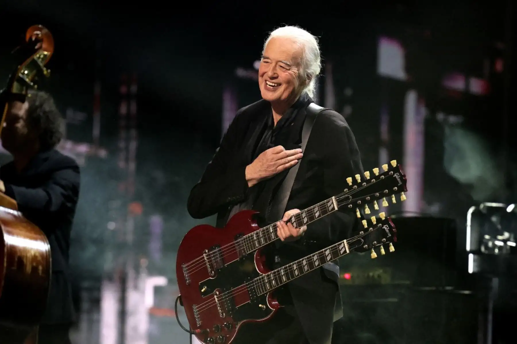 Jimmy Page actúa en el escenario durante la ceremonia anual de incorporación al Salón de la Fama del Rock & Roll en el Barclays Center el 3 de noviembre de 2023 en la ciudad de Nueva York. Foto: AFP