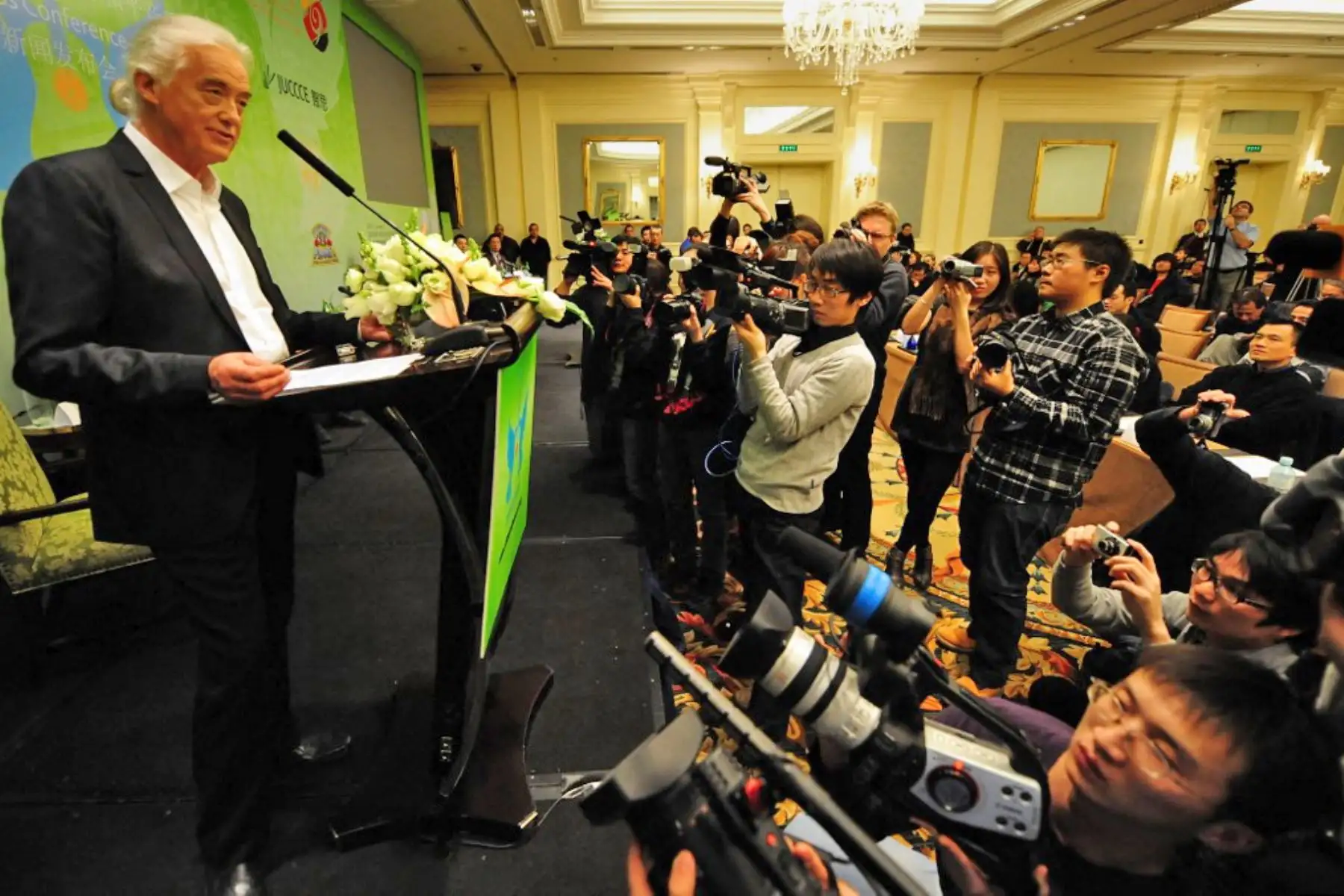 El guitarrista de Led Zeppelin, Jimmy Page, habla en una conferencia de prensa en Beijing el 13 de enero de 2010 para el Concierto Show of Peace, un evento televisado a nivel mundial que tendrá lugar el 17 de abril en el estadio Bird