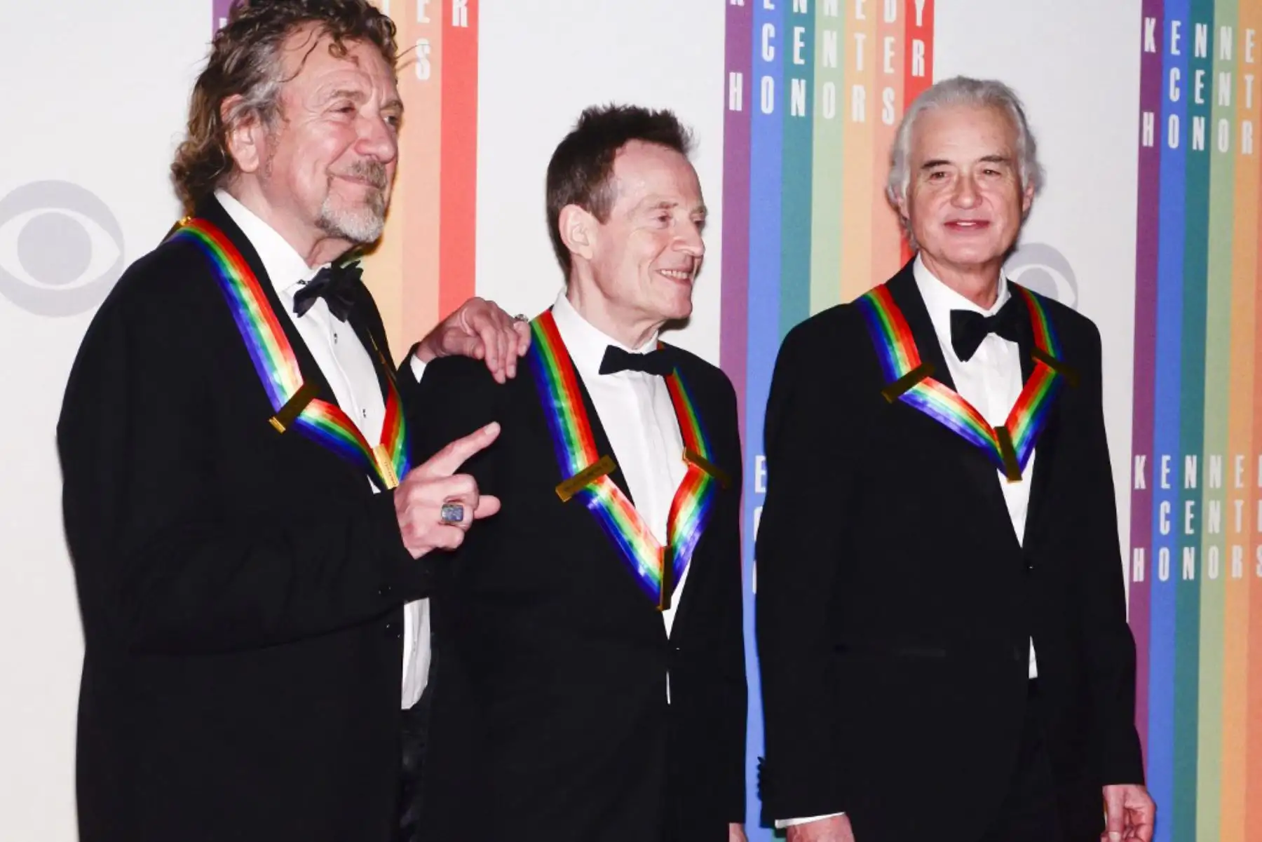 John Paul Jones, Jimmy Page y Robert Plant posan para los fotógrafos durante la 35ª edición de los Honor del Centro Kennedy en el Salón de los Estados del Centro Kennedy el 2 de diciembre de 2012 en Washington, DC. Foto: AFP