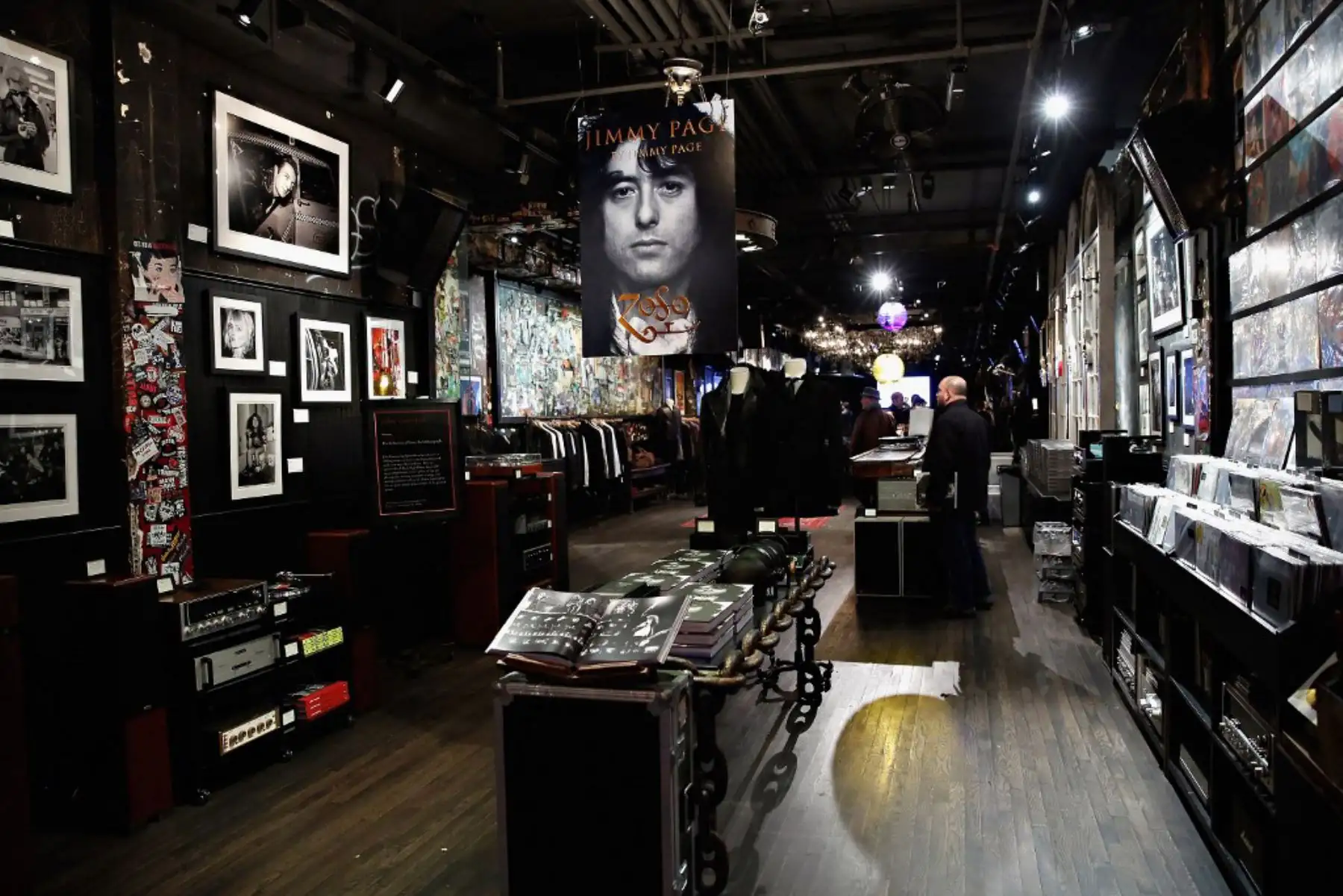 Una vista de la atmósfera mientras John Varvatos celebra el lanzamiento de 