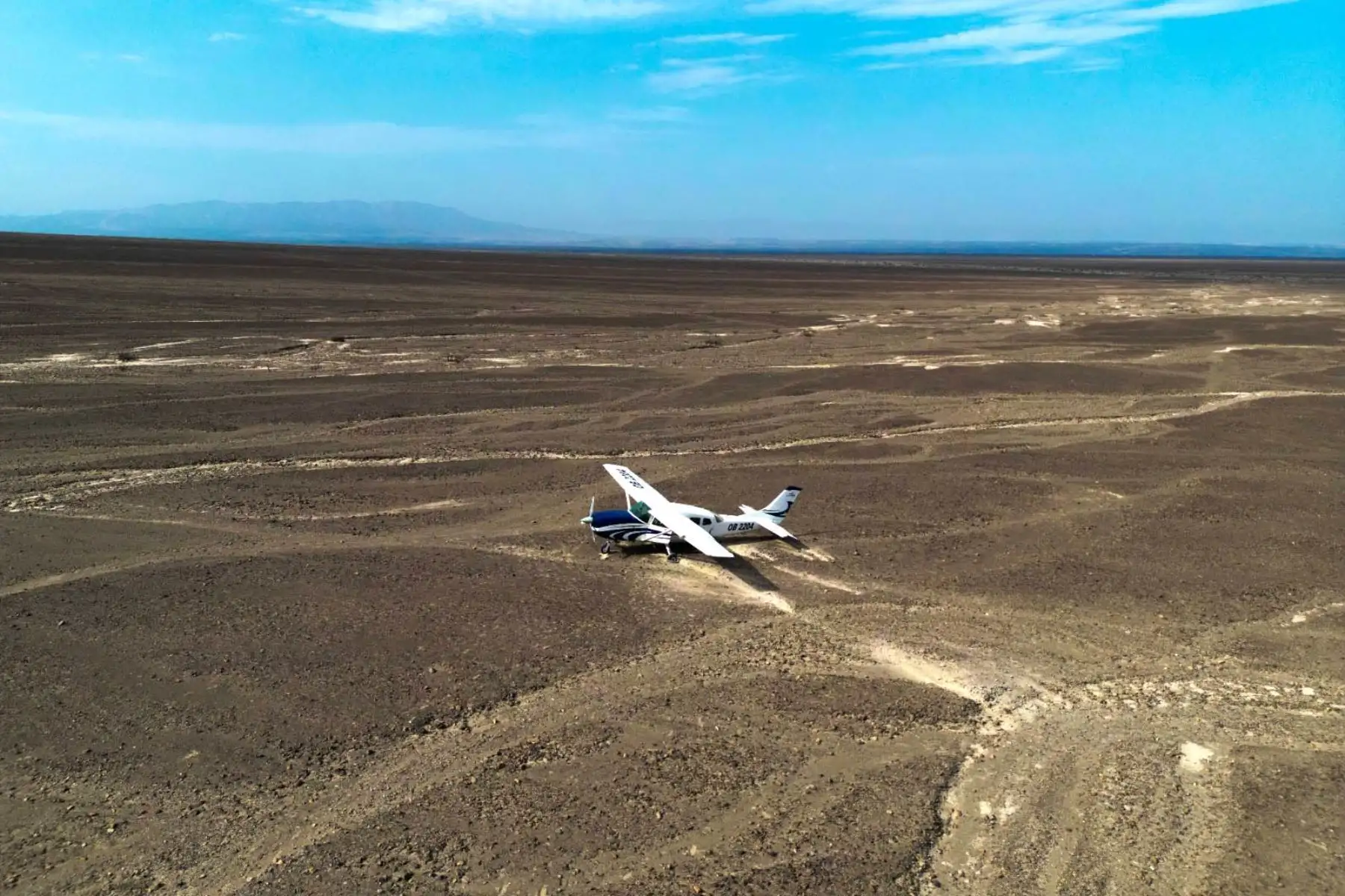 Representantes del Ministerio de Cultura e integrantes de la Segunda Fiscalía Penal de Nasca verificaron la magnitud del daño causado por la avioneta que realizó el domingo 7 de enero un aterrizaje forzoso en el área intangible de las Líneas y Geoglifos de Nasca, región Ica. Foto: ANDINA/ Genry Bautista