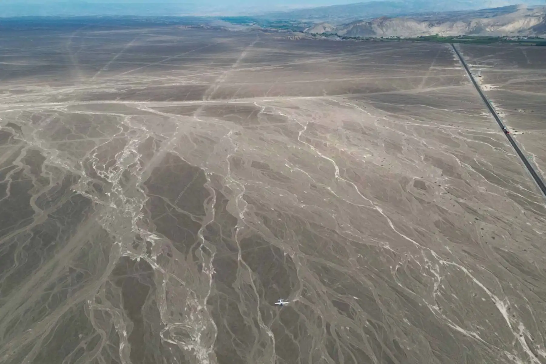 La aeronave accidentada logró aterrizar de emergencia en una zona accidentada de la pampa, a unos 800 metros de la figura el sapo. La aeronave tras chocar el suelo dio varios tumbos por 150 metros aproximadamente y se quedó quieto tras reventarse la llanta posterior. Foto: ANDINA/ Genry Bautista