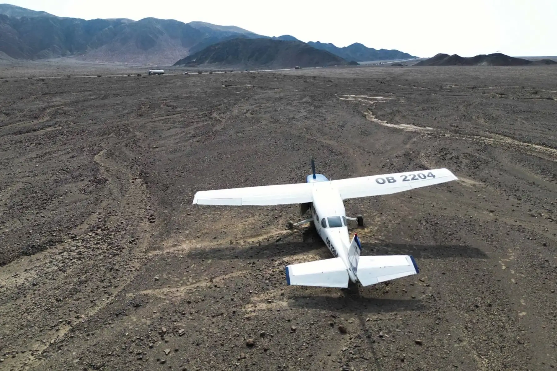 El domingo 7 de enero la avioneta, que transportaba a un grupo de turistas, realizó un aterrizaje forzoso en la Pampa de Nasca, en la provincia de Nasca, en la región Ica, que afectó el área intangible donde se ubican las Líneas y Geoglifos de Nasca, declarados Patrimonio Cultural de la Humanidad por la Unesco. Foto: ANDINA/ Genry Bautista