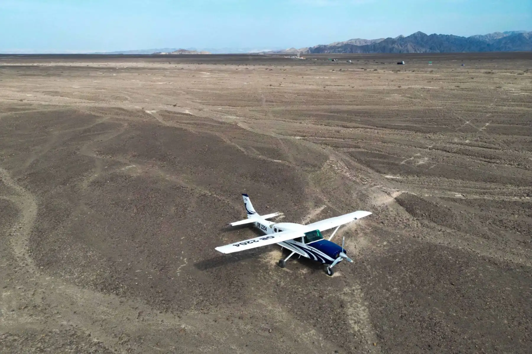 El domingo 7 de enero la avioneta, que transportaba a un grupo de turistas, realizó un aterrizaje forzoso en la Pampa de Nasca, en la provincia de Nasca, en la región Ica, que afectó el área intangible donde se ubican las Líneas y Geoglifos de Nasca, declarados Patrimonio Cultural de la Humanidad por la Unesco. Foto: ANDINA/ Genry Bautista