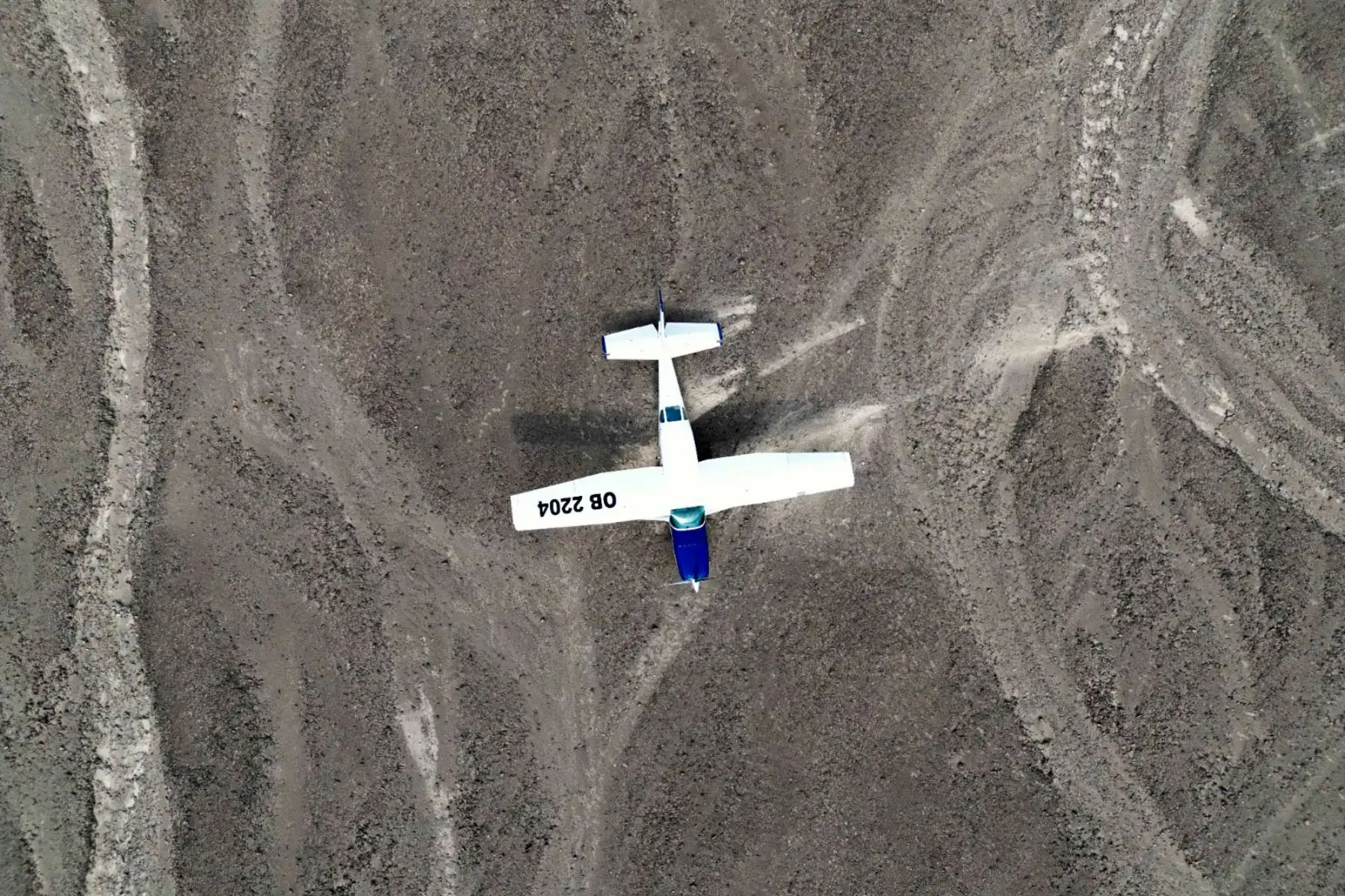 La avioneta de matrícula OB-2204, perteneciente a la empresa Aero Fénix, sufrió un desperfecto en el motor mientras realizaba un sobrevuelo a las Líneas de Nasca. Foto: ANDINA/ Genry Bautista
