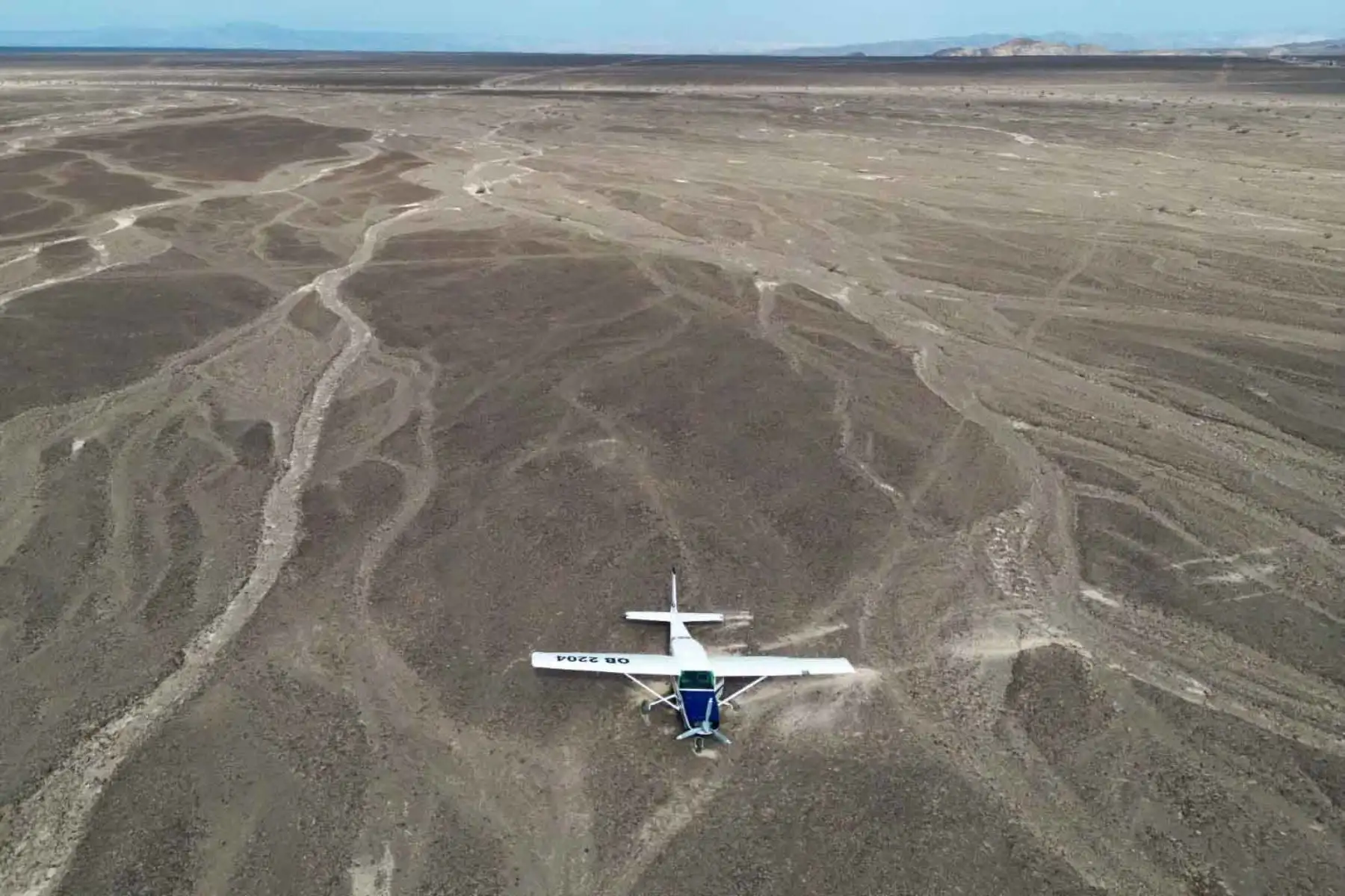 Por su parte, peritos de la Dirección General de Aeronáutica Civil del Misterio de Transportes y Comunicaciones (MTC) inspeccionaran la avioneta para determinar cuál fue la causa del aterrizaje forzoso que gracias a la pericia del piloto se evitó una tragedia mayor. Foto: ANDINA/ Genry Bautista