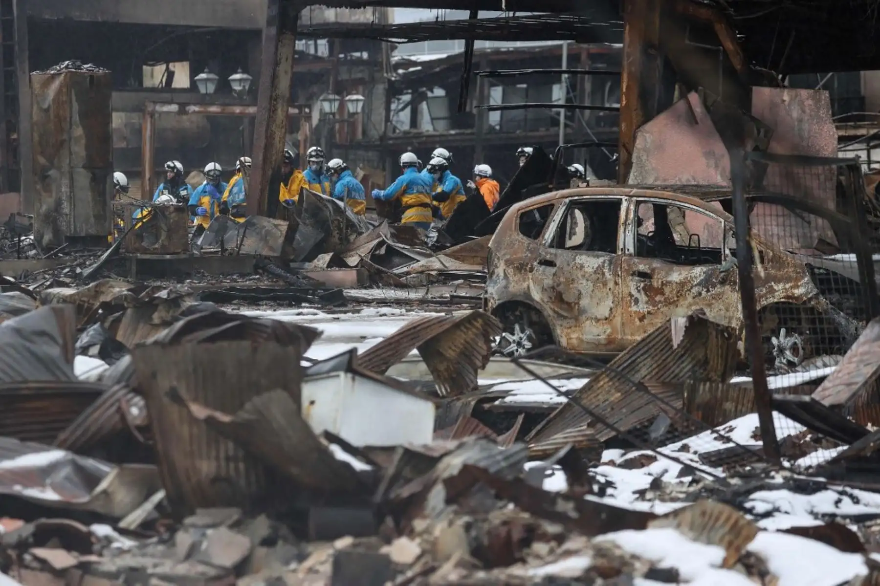 La policía realiza una búsqueda a gran escala de personas desaparecidas cerca del mercado de Wajima en la ciudad de Wajima, prefectura de Ishikawa, afectada por el desastre, el 9 de enero de 2024, después de que un gran terremoto de magnitud 7,5 sacudiera la región de Noto en la prefectura de Ishikawa. Foto: AFP