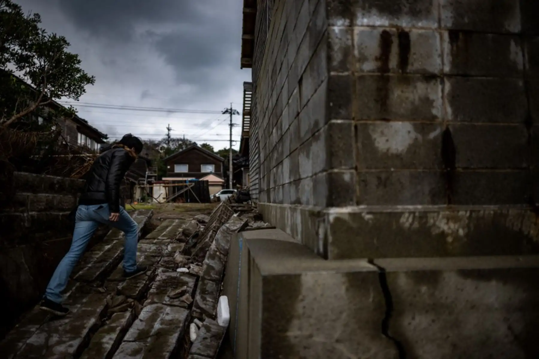 Esta fotografía tomada el 6 de enero de 2024 muestra a Masaki Sato, un  propietario, caminando en la aldea de Akasaki, prefectura de Ishikawa, después de que un gran terremoto de magnitud 7,5 sacudiera la Región de Noto el día de Año Nuevo. Foto: AFP