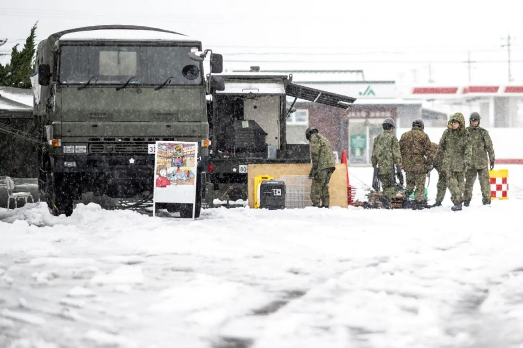 Los miembros de las Fuerzas de Autodefensa de Japón realizan trabajos de preparación en la ciudad de Shika, en el distrito de Hakui, prefectura de Ishikawa, el 8 de enero de 2024, después de que un gran terremoto de magnitud 7,5 sacudiera la región de Noto el día de Año Nuevo. Foto: AFP