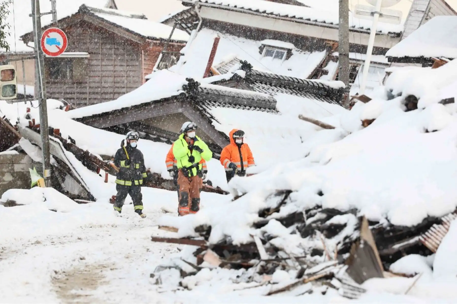 Bomberos buscan personas desaparecidas mientras la nieve cubre partes del área afectada por el desastre en la ciudad de Suzu, prefectura de Ishikawa, una semana después de que un gran terremoto de magnitud 7,5 sacudiera la región de Noto en la prefectura de Ishikawa el día de Año Nuevo. Foto: AFP
