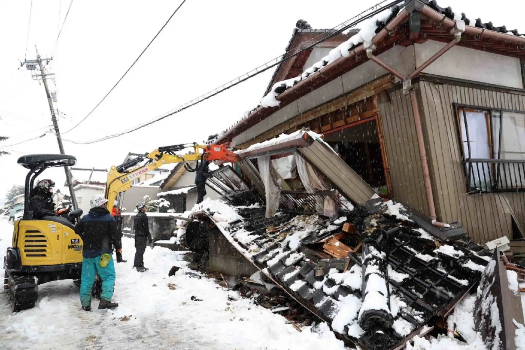 Voluntarios demoliendo una casa parcialmente derrumbada en la ciudad de Suzu, prefectura de Ishikawa, una semana después de que un gran terremoto de magnitud 7,5 sacudiera la región de Noto en la prefectura de Ishikawa el día de Año Nuevo. Foto: AFP