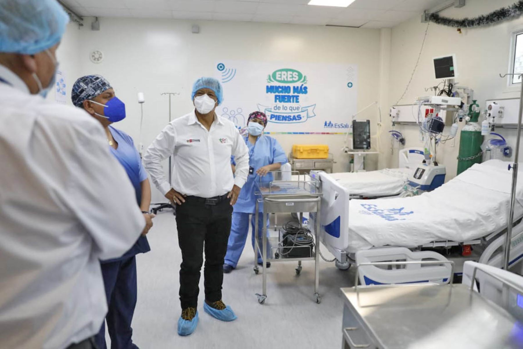 El titular del MTPE visitó el Hospital Bicentenario de EsSalud en la ciudad de Jauja. En dicho nosocomio se ha realizado una inversión que supera los 20 millones de soles, gracias a lo cual se cuenta con 35 camas de hospitalización y equipamiento de diversas especialidades en un área total de 10 mil metros cuadrados. Foto: ANDINA/Difusión