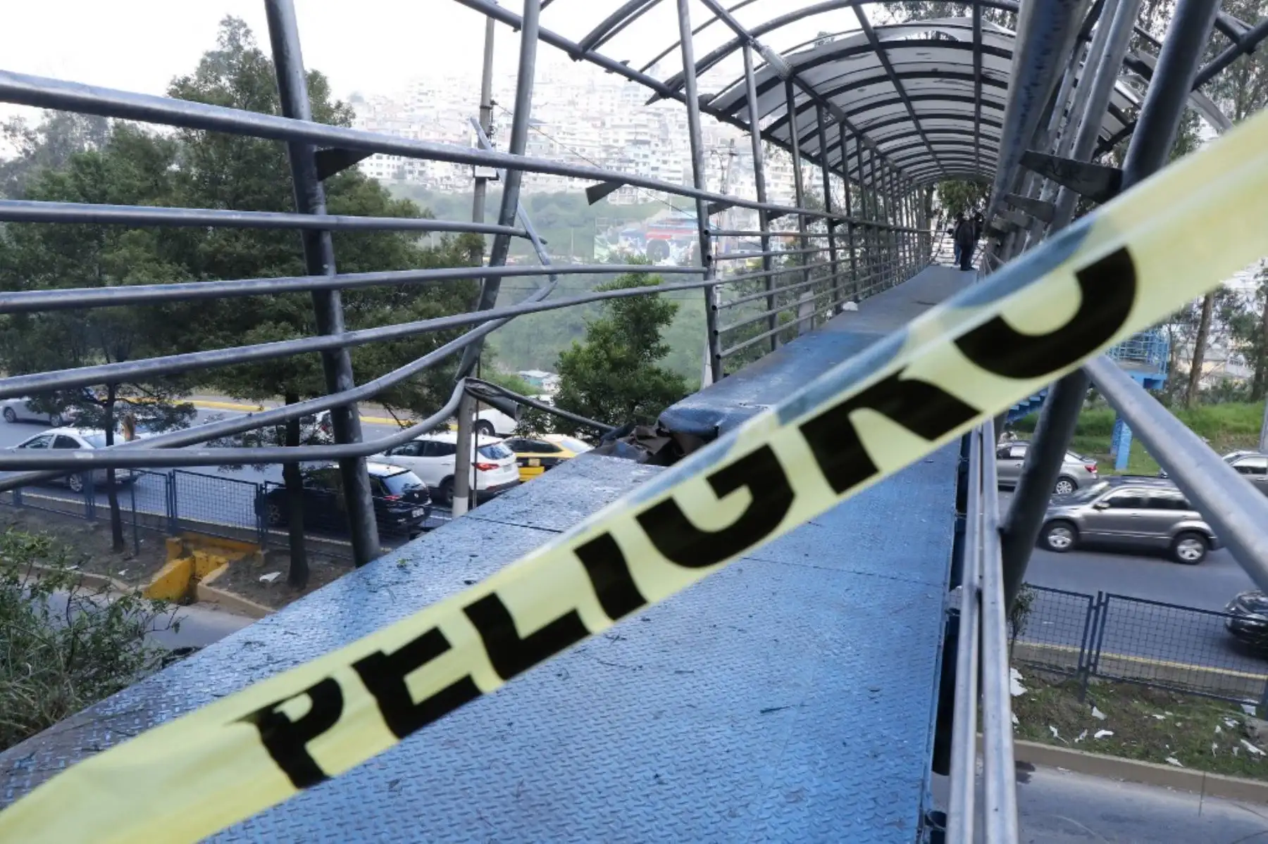 Imagen de un puente peatonal dañado por una explosión a última hora del 8 de enero, sobre la carretera General Rumiñahui en el sector Monjas en Quito, un día después de que el presidente ecuatoriano Daniel Noboa declarara el estado de emergencia tras la fuga de prisión de un peligroso jefe narco. Foto: AFP