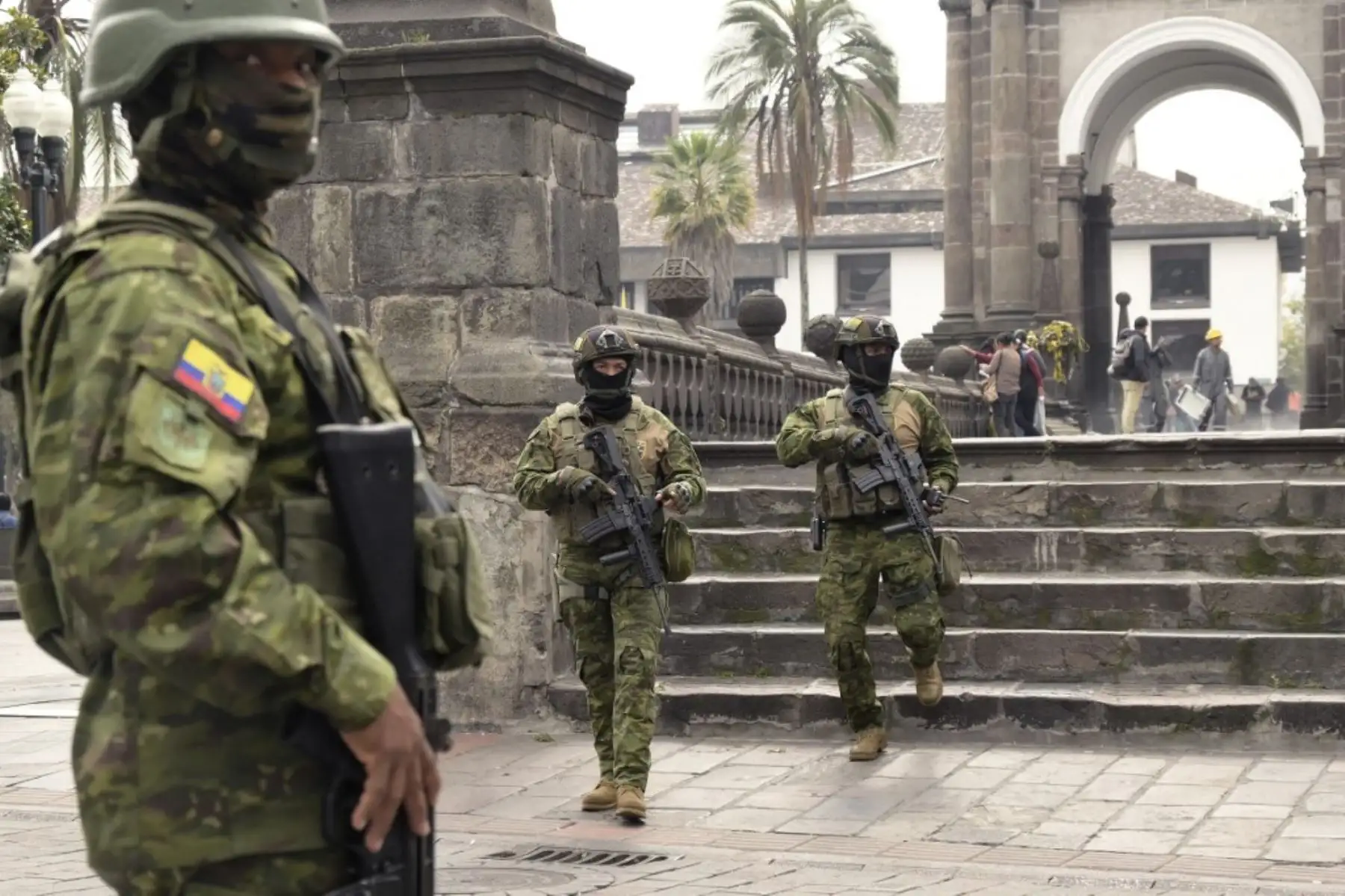 Los soldados desplegados en el centro de Quito el 9 de enero de 2024, un día después de que el presidente ecuatoriano Daniel Noboa, declarara el estado de emergencia tras la fuga de prisión de un peligroso jefe narco. Foto: AFP