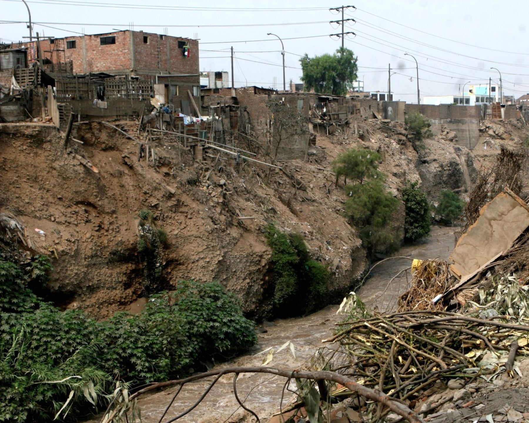 La Autoridad Nacional del Agua advirtió que la invasión a fajas marginales y el cauce de ríos y quebradas para construir viviendas ha duplicado los riesgos para la población y por ello demandó a las autoridades locales y regionales adoptar medidas preventivas. ANDINA/Difusión