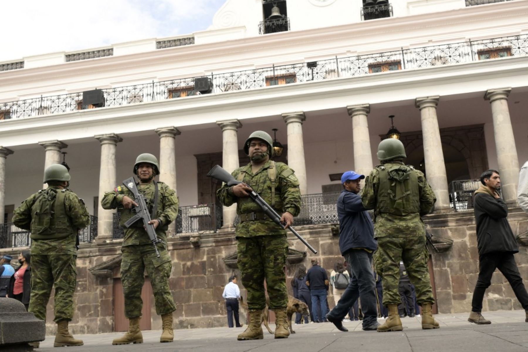 Soldados ecuatorianos hacen guardia en las afueras de locales públicos. Foto: AFP