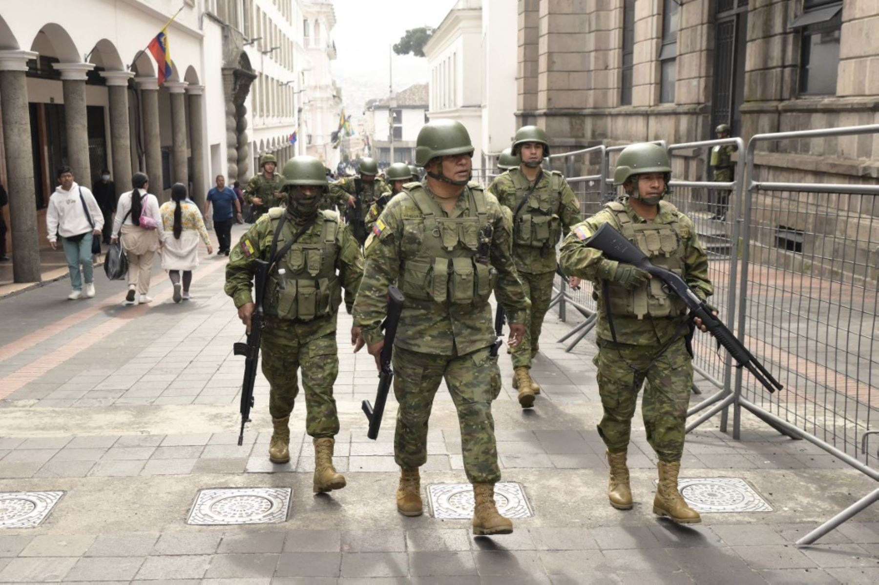 Militares ecuatorianos patrullan las calles en plena escalada de violencia en diversas ciudades. Foto: AFP
