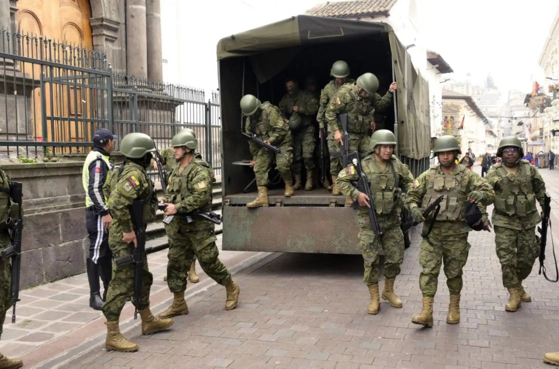 Soldados están desplegados en el centro de Quito el 9 de enero de 2024, un día después de que el presidente ecuatoriano, Daniel Noboa, declarara el estado de emergencia. Al menos cuatro agentes de policía fueron secuestrados en Ecuador luego de que se declarara el estado de emergencia después de que el peligroso líder de una pandilla, Adolfo Macías, conocido como "Fito", escapara de una detención de máxima seguridad. Foto: AFP
