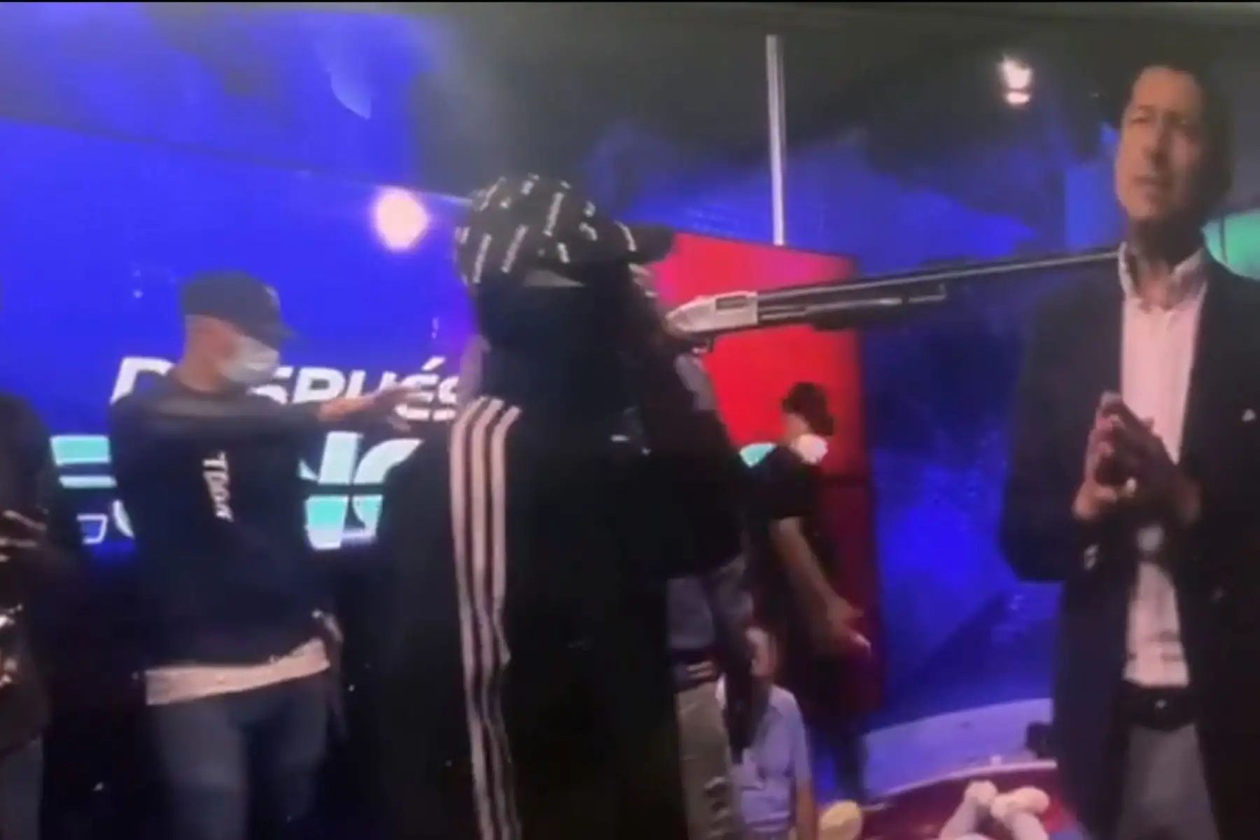 Televisora TC de Guayaquil en Ecuador: En un hecho sin precedentes varios hombres armados secuestran en medio de una transmisión en vivo por televisión.
Foto: Twiter
