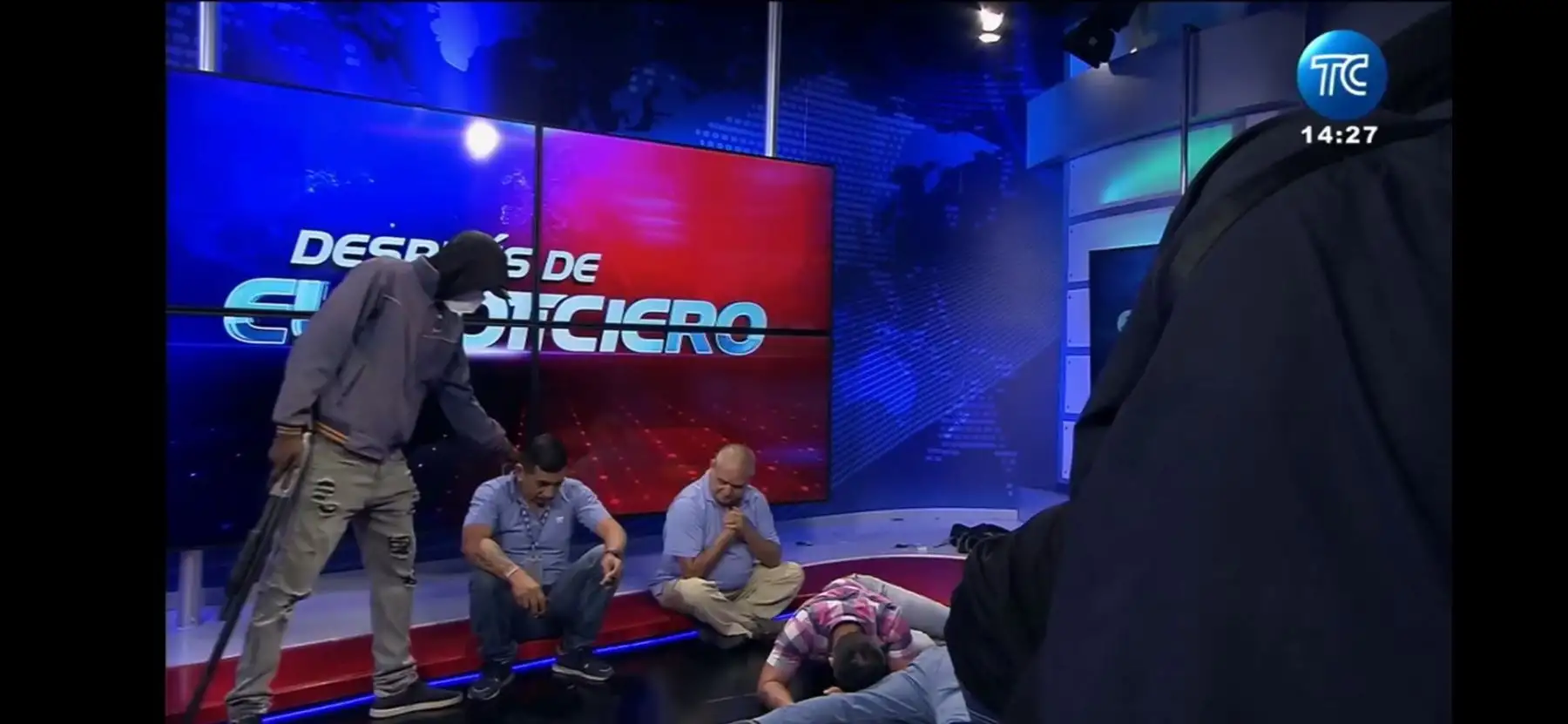 Ecuador: Encapuchados armados toman canal de televisión en plena transmisión en vivo.