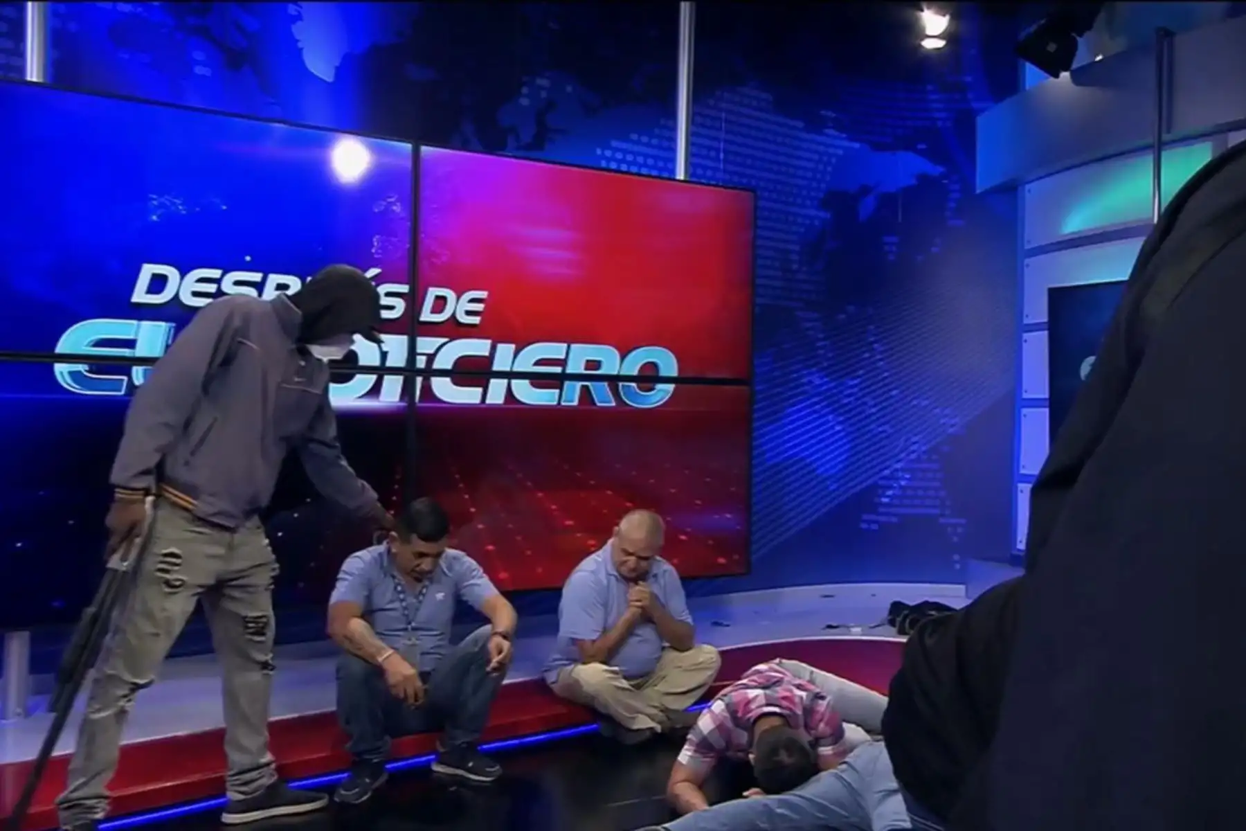 Fotograma hecho durante la transmisión del canal TC Noticias de Guayaquil durante la transmisión de su noticiero, el cual fue interrumpido por hombres armados. Encapuchados armados ingresaron este martes en el canal de televisión TC, en la ciudad de Guayaquil en el suroeste de Ecuador y sometieron su personal durante una transmisión en vivo. 
Foto: EFE