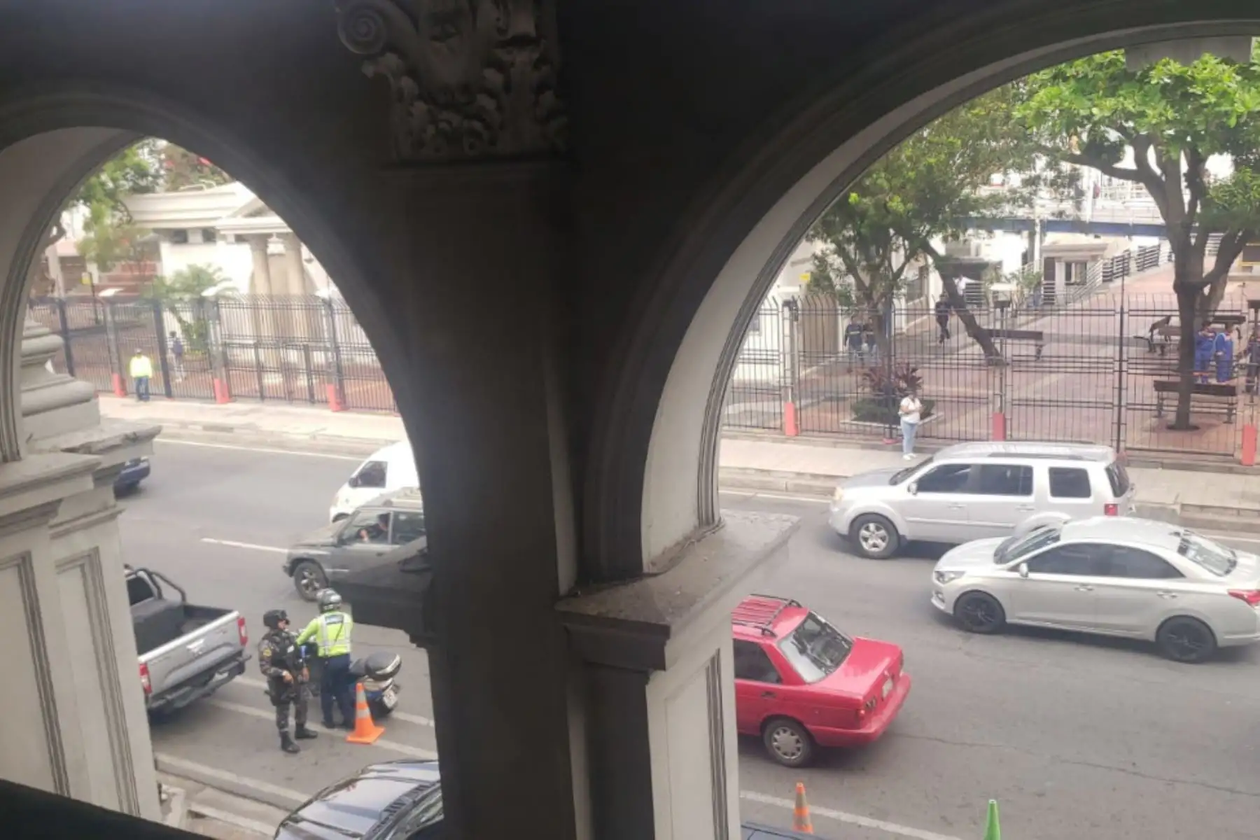 La ola de violencia que vive Guayaquil ha obligado a que muchos negocios y edificios evacúen a sus trabajadores. Foto: Primicias de Ecuador