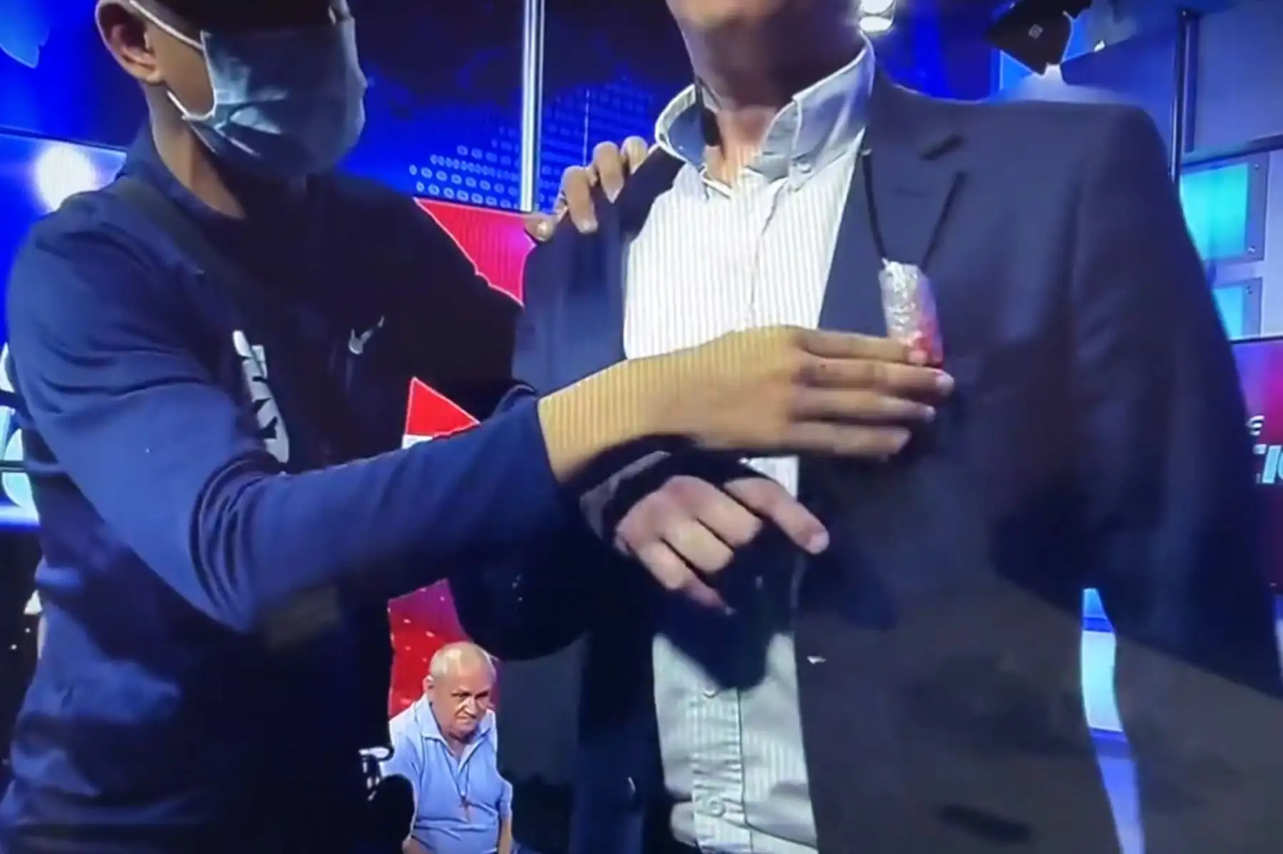 momento que dejan dinamita en bolsillo de periodista Foto: Captura TV