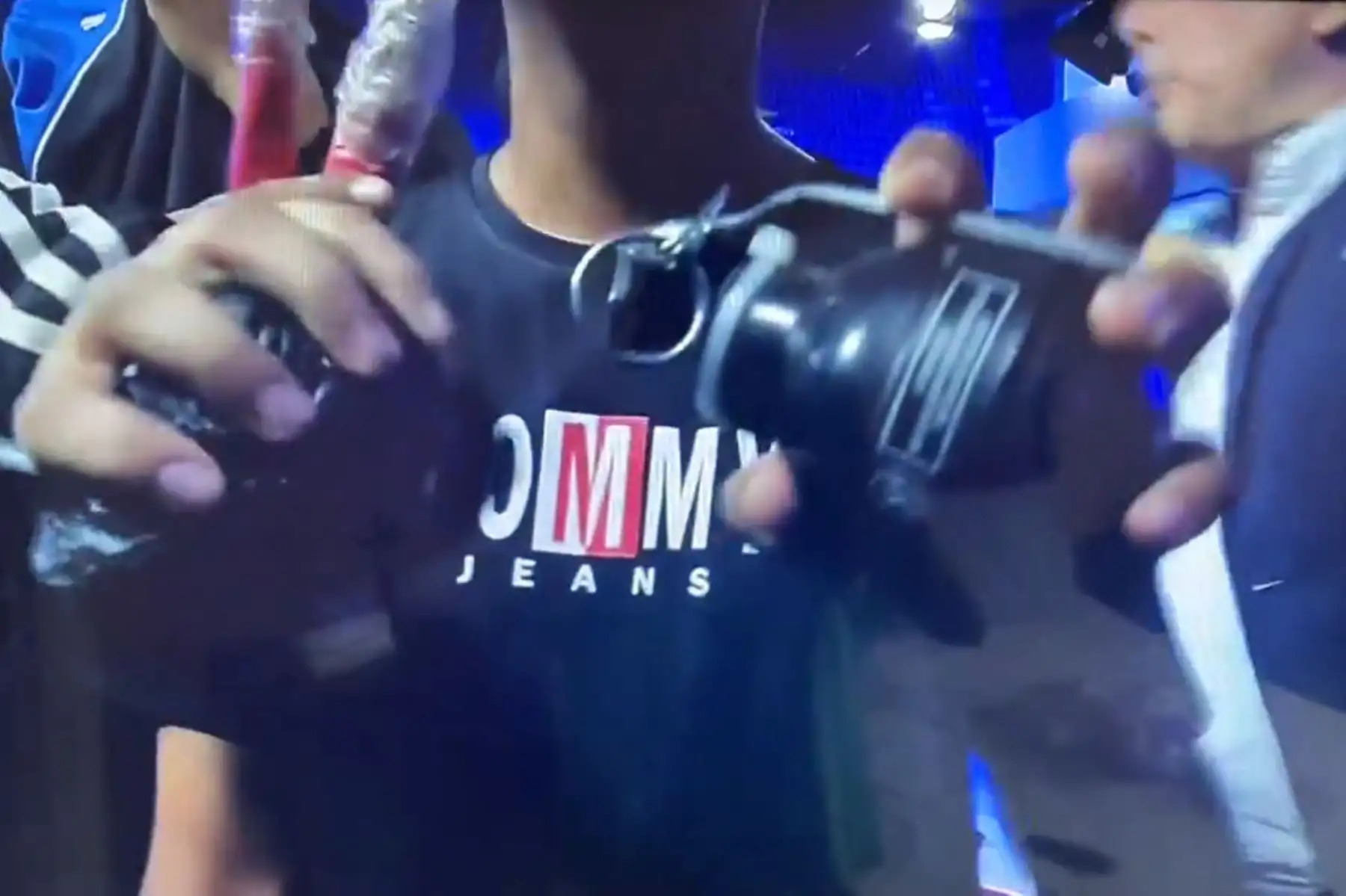 Hombres armados que ingresaron a las instalaciones de TC Guayaquil tenían armas, granadas e incluso dinamita en un hecho histórico y sin precedente que marca un nuevo récord de criminalidad en Ecuador.
Foto: Captura TV