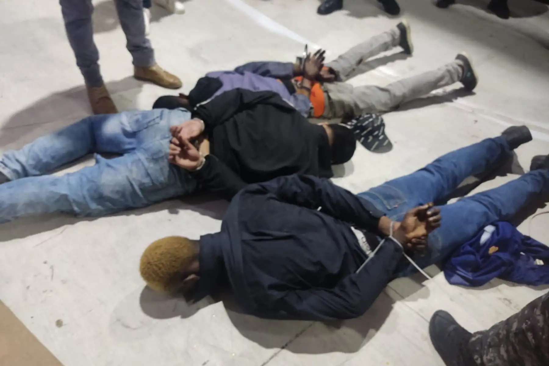 Como resultado de la intervención en 
tc television
GYE, nuestras unidades policiales hasta el momento logran la aprehensión de varios sujetos e indicios vinculados al ilícito. 
Foto:@PoliciaEcuador