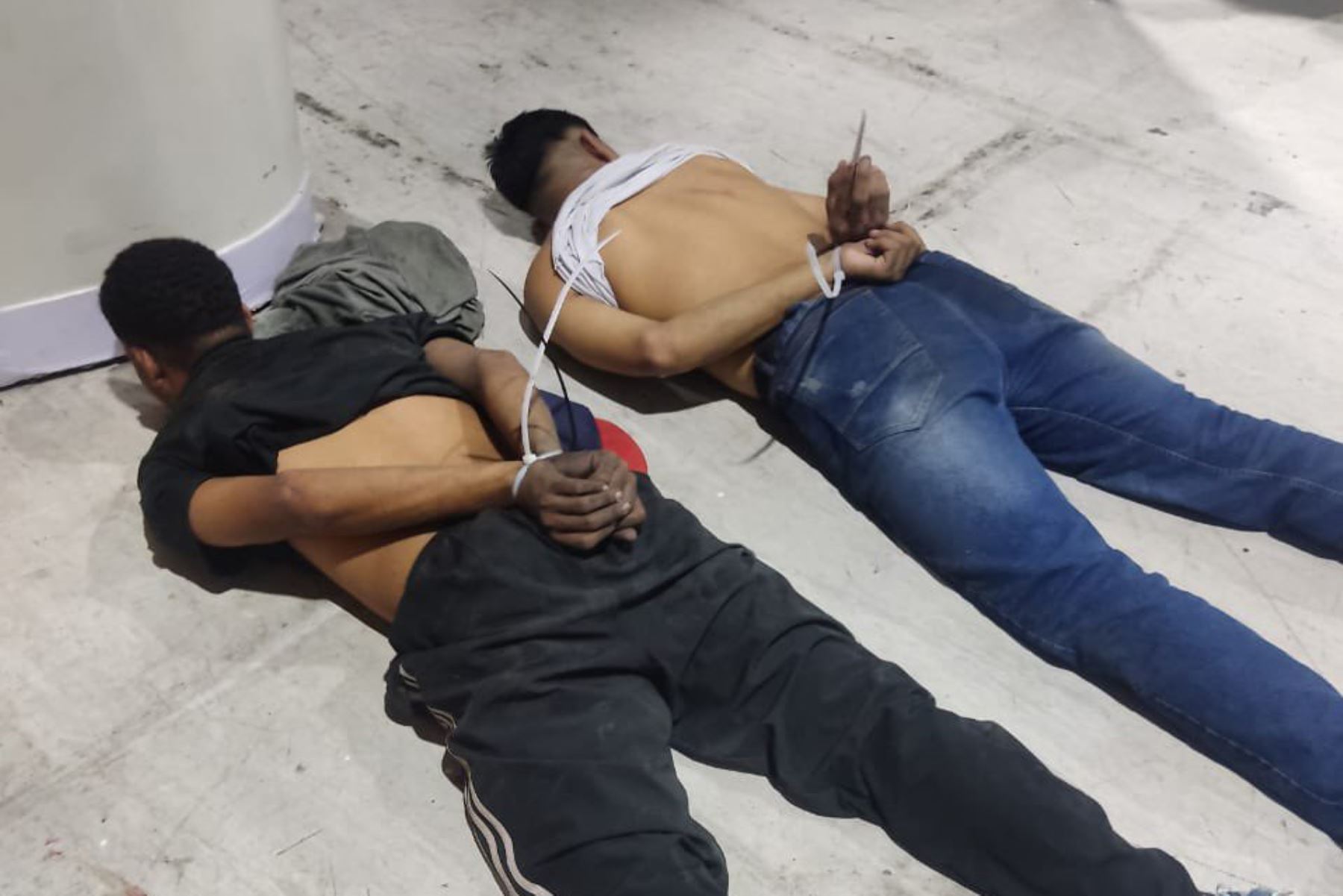 Como resultado de la intervención policial en TC televisión GYE, se capturó a varios sujetos vinculados a la toma armada. Foto:@PoliciaEcuador