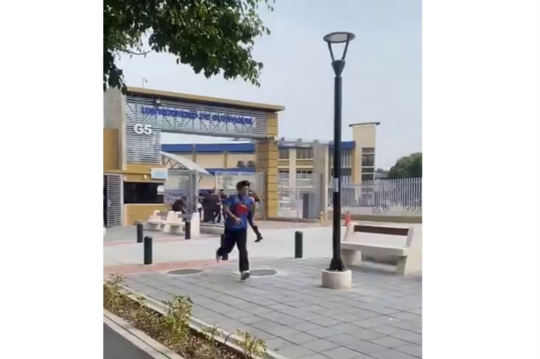 Captura de pantalla de un video difundido en redes sociales que muestra a estudiantes huyendo de la Universidad de Guayaquil. Foto: Internet/Medios