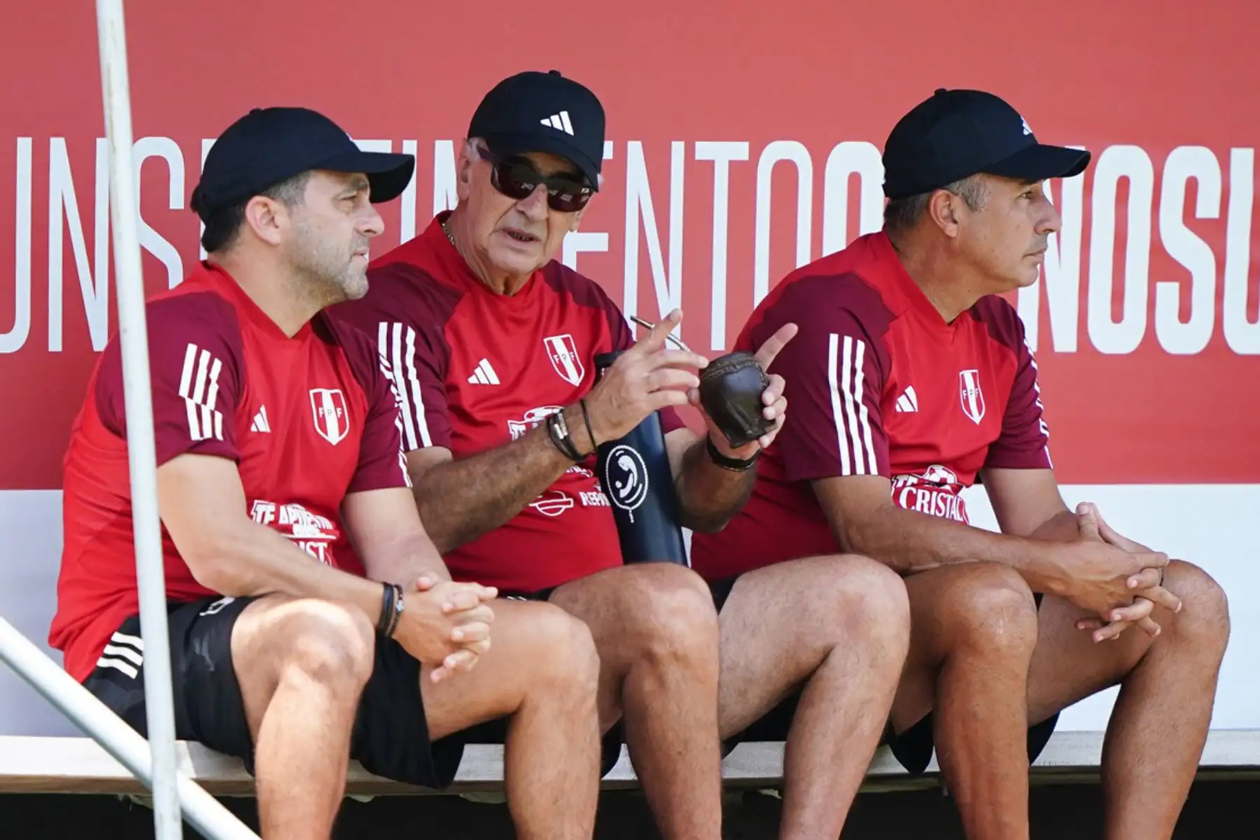 El primer día  del profesor Jorge Fossati en La Videna,  visita a la selección peruana Sub 23 del profesor  Josè Del Solar.
Foto: @SeleccionPeru