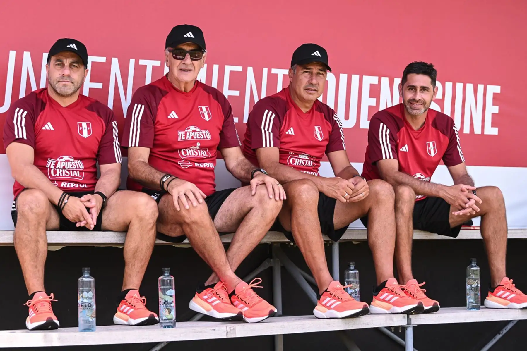 El primer día  del profesor Jorge Fossati en La Videna,  visita a la selección peruana Sub 23 del profesor  Josè Del Solar.
Foto: @SeleccionPeru