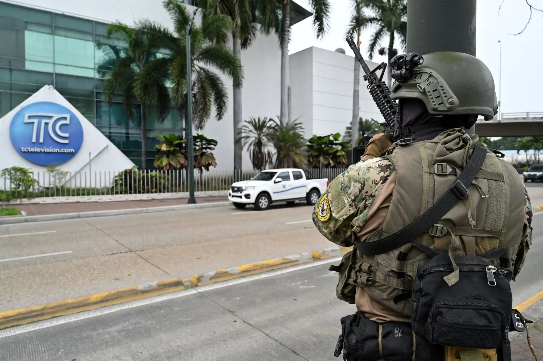 Un soldado ecuatoriano hace guardia frente al canal de televisión TC de Ecuador después de que hombres armados no identificados irrumpieran en el estudio de televisión estatal en vivo el 9 de enero de 2024, en Guayaquil, Ecuador, un día después de que el presidente ecuatoriano Daniel Noboa declarara el estado de emergencia tras la fuga de prisión de un peligroso jefe narco. Se escucharon disparos en la televisión en vivo en un Ecuador devastado por la violencia cuando hombres armados con rifles y granadas i