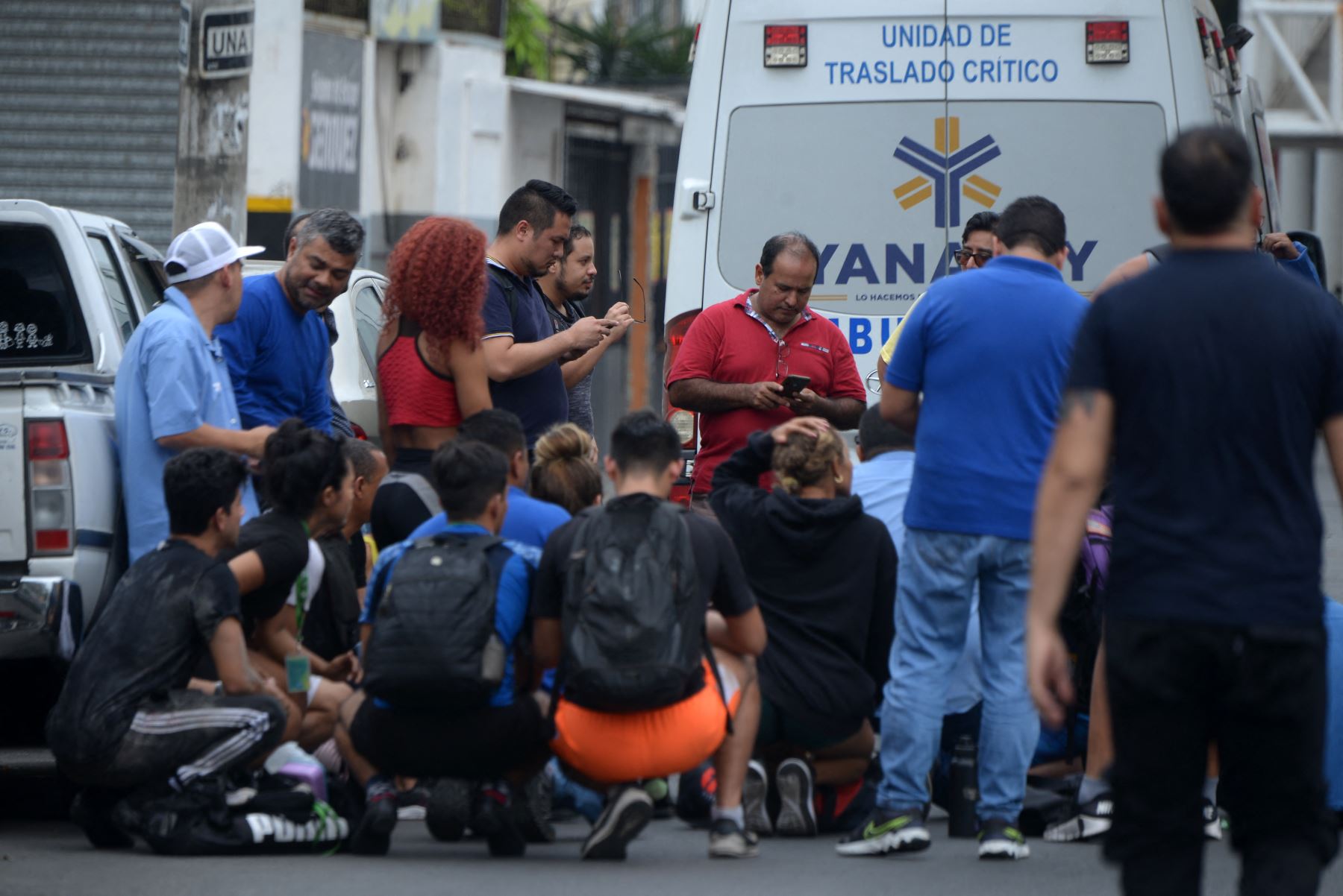 Personas Reciben Ayuda Para Salir De Las Instalaciones Del Canal De