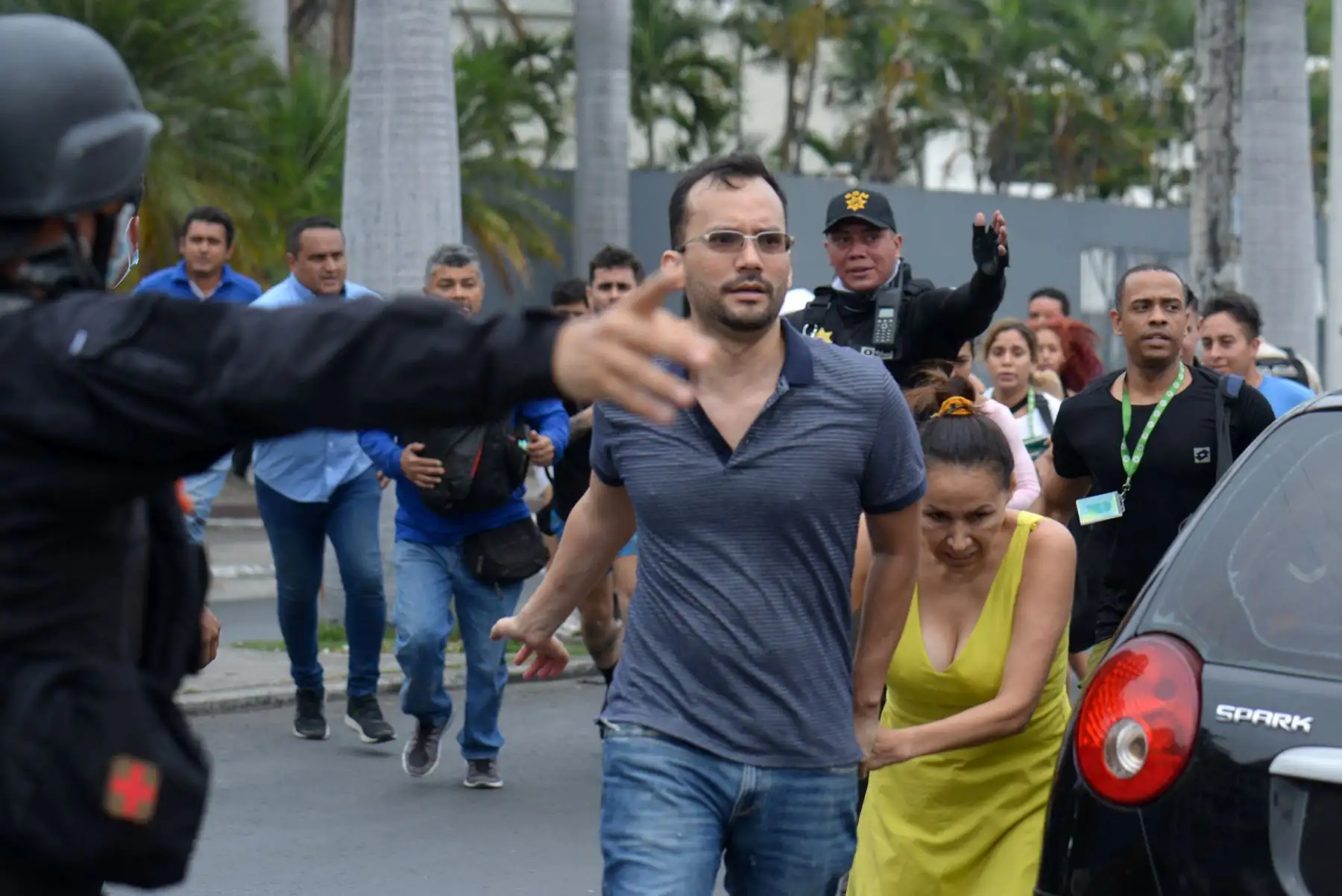 La gente recibe ayuda para salir de las instalaciones del canal de televisión TC de Ecuador después de que hombres armados no identificados irrumpieran en el estudio de televisión estatal en vivo el 9 de enero de 2024, en Guayaquil, Ecuador, un día después de que el presidente ecuatoriano Daniel Noboa declarara el estado de emergencia tras la fuga de prisión de un peligroso jefe narco. Se escucharon disparos en la televisión en vivo en un Ecuador devastado por la violencia cuando hombres armados con rifles.
Foto: AFP