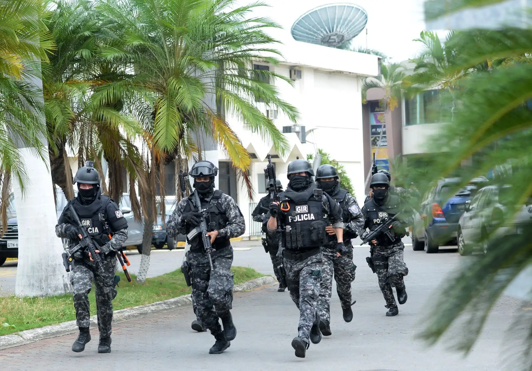 Un escuadrón de la policía ecuatoriana ingresa a las instalaciones del canal de televisión TC de Ecuador después de que hombres armados no identificados irrumpieran en el estudio de televisión estatal en vivo el 9 de enero de 2024, en Guayaquil, Ecuador, un día después de que el presidente ecuatoriano Daniel Noboa declarara el estado de emergencia tras la fuga de prisión de un peligroso jefe narco. Se escucharon disparos en la televisión en vivo en un Ecuador devastado por la violencia cuando hombres armados con rifles y granadas irrumpieron en el estudio poco después de que gánsteres prometieran una "guerra" contra los planes del presidente de recuperar el control de los "narcoterroristas".
Foto: AFP