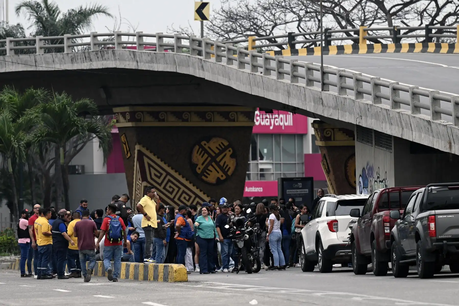 La gente recibe ayuda para salir de las instalaciones del canal de televisión TC de Ecuador después de que hombres armados no identificados irrumpieran en el estudio de televisión estatal en vivo el 9 de enero de 2024, en Guayaquil, Ecuador, un día después de que el presidente ecuatoriano Daniel Noboa declarara el estado de emergencia tras la fuga de prisión de un peligroso jefe narco. Se escucharon disparos en la televisión en vivo en un Ecuador devastado por la violencia cuando hombres armados con rifles.
Foto: AFP