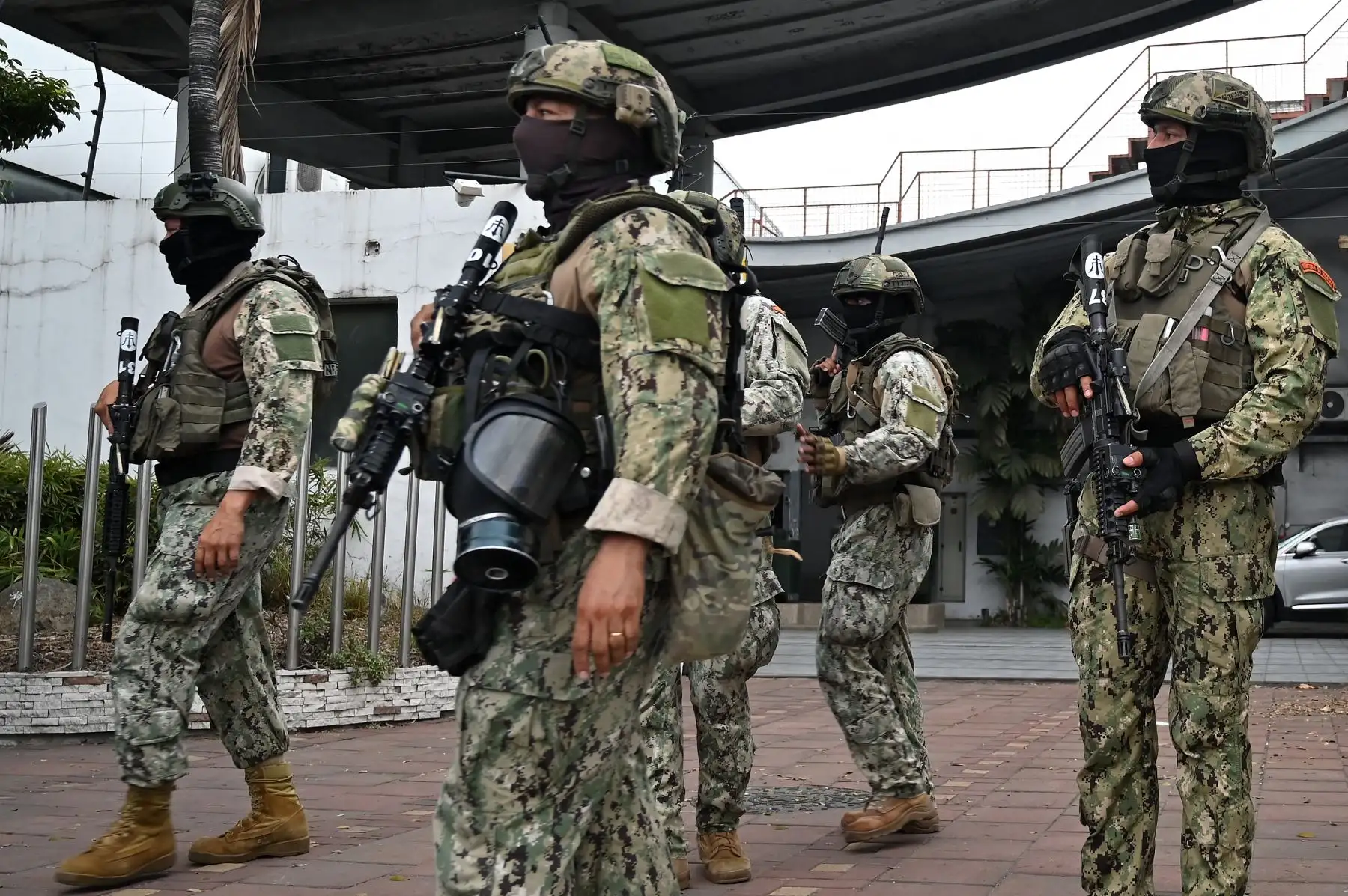 Soldados ecuatorianos patrullan fuera de las instalaciones del canal de televisión TC de Ecuador después de que hombres armados no identificados irrumpieran en el estudio de televisión estatal en vivo el 9 de enero de 2024, en Guayaquil, Ecuador, un día después de que el presidente ecuatoriano Daniel Noboa declarara el estado de emergencia tras la fuga de la prisión de un peligroso jefe narco. Se escucharon disparos en la televisión en vivo en un Ecuador devastado por la violencia cuando hombres armados con rifles y granadas irrumpieron en el estudio poco después de que gánsteres prometieran una "guerra" contra los planes del presidente de recuperar el control de los "narcoterroristas".
Foto: AFP