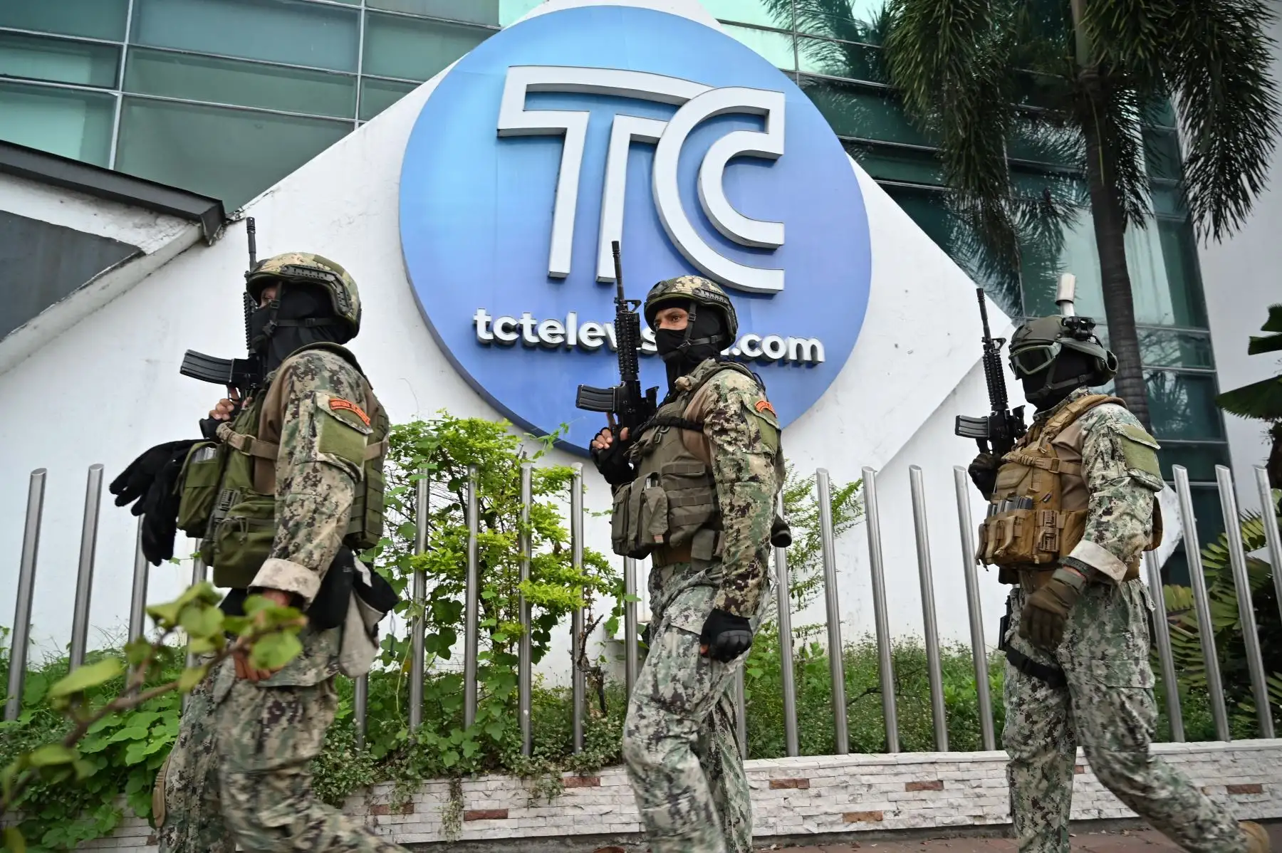 Soldados ecuatorianos patrullan fuera de las instalaciones del canal de televisión TC de Ecuador después de que hombres armados no identificados irrumpieran en el estudio de televisión estatal en vivo el 9 de enero de 2024, en Guayaquil, Ecuador, un día después de que el presidente ecuatoriano Daniel Noboa declarara el estado de emergencia tras la fuga de la prisión de un peligroso jefe narco. Se escucharon disparos en la televisión en vivo en un Ecuador devastado por la violencia cuando hombres armados con rifles y granadas irrumpieron en el estudio poco después de que gánsteres prometieran una "guerra" contra los planes del presidente de recuperar el control de los "narcoterroristas".
Foto: AFP