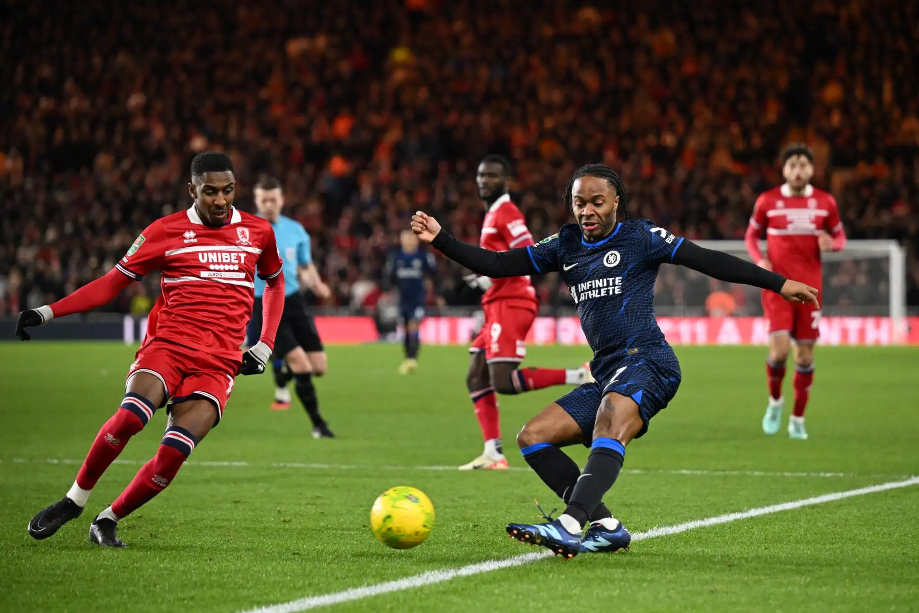 El mediocampista inglés del Chelsea #07 Raheem Sterling (R) dispara durante el partido de fútbol de semifinales de ida de la Copa de la Liga inglesa entre Middlesbrough y Chelsea en el Riverside Stadium de Middlesbrough, noreste de Inglaterra, el 9 de enero de 2024.
Foto: AFP