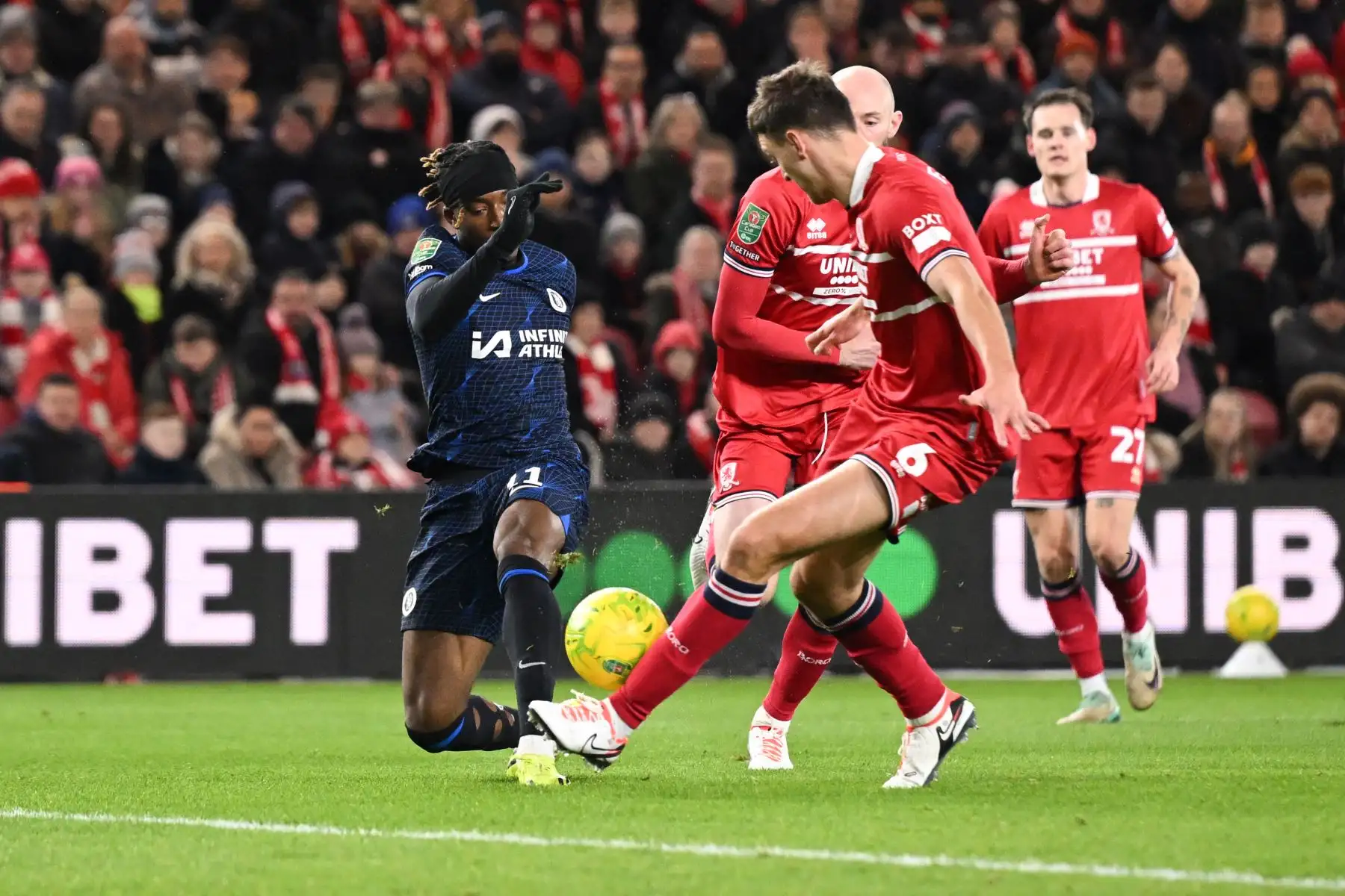 El delantero inglés del Chelsea #11 Noni Madueke (L) es abordado por el defensor inglés del Middlesbrough #06 Dael Fry (R) mientras intenta disparar el balón durante el partido de fútbol semifinal de ida de la Copa de la Liga inglesa entre Middlesbrough y Chelsea en Riverside Estadio en Middlesbrough, noreste de Inglaterra, el 9 de enero de 2024.
Foto: AFP