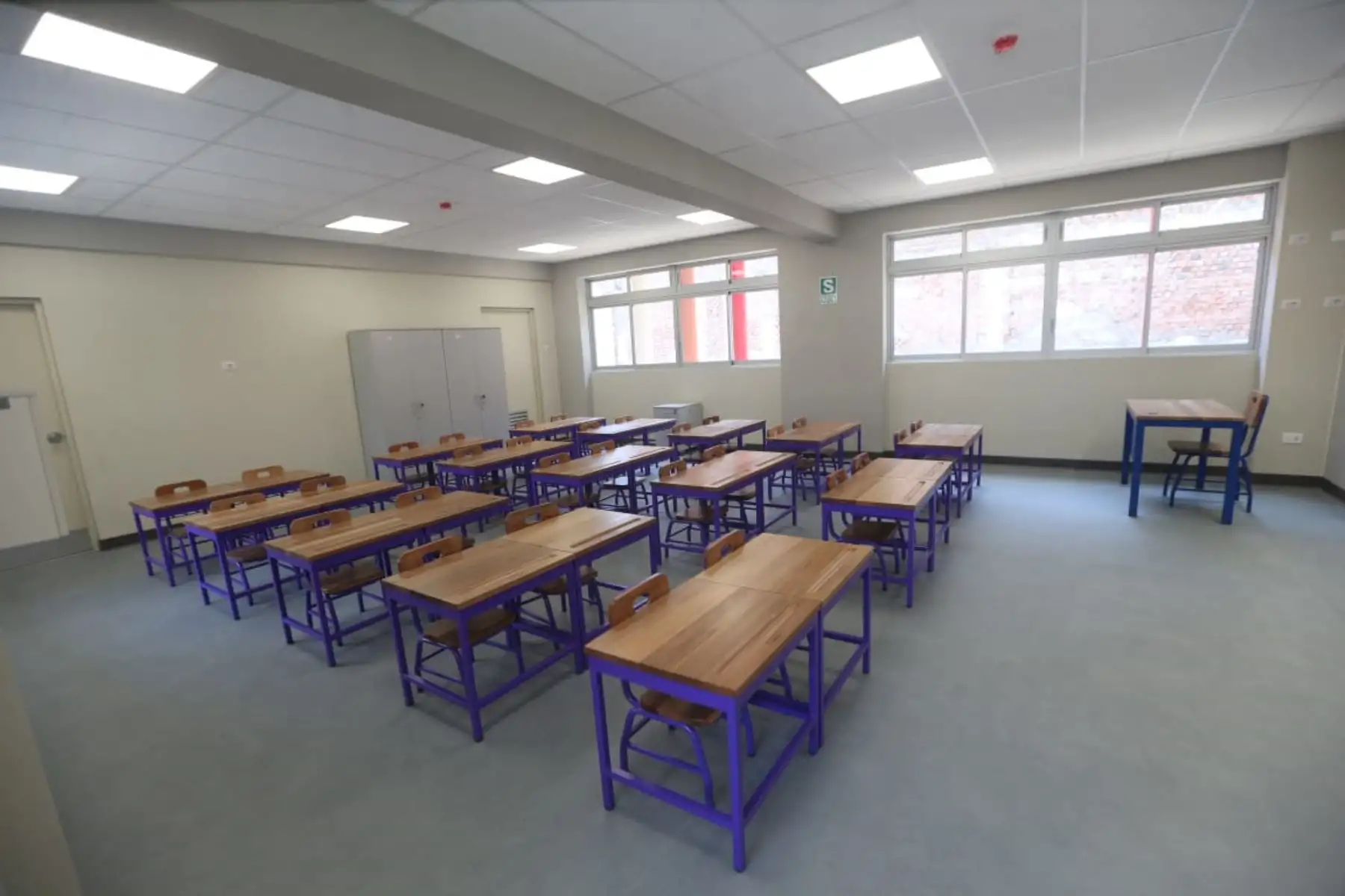 “Este colegio pertenece al primer paquete piloto de Escuelas Bicentenario (conformado por cuatro de un total de 75 II.EE.). En esta moderna infraestructura se ha invertido más de 56 millones de soles y beneficiará a una población escolar de 900 alumnos de nivel inicial, primaria y secundaria. Actualmente tiene 643 alumnos matriculados y se espera un mayor número de escolares de la zona”, explicó la ministra.
Foto: ANDINA/Difusión