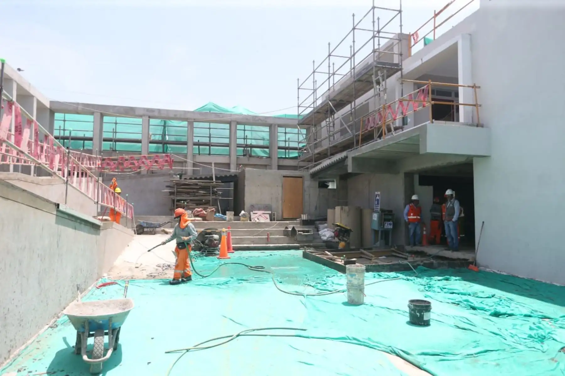 Indicó que el primer conjunto de 4 Escuelas Bicentenario será entregado para el inicio de las clases escolares y explicó que, además de las cuatro Instituciones educativas mencionadas, se edifican otras 71 en las regiones Cajamarca, Callao, Cusco, La Libertad, Lambayeque, Junín, Ucayali, Puno, Lima Metropolitana y Lima Provincias.
Foto: ANDINA/Difusión