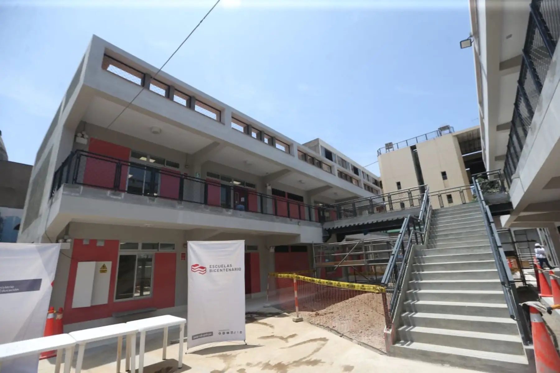 “Este colegio pertenece al primer paquete piloto de Escuelas Bicentenario (conformado por cuatro de un total de 75 II.EE.). En esta moderna infraestructura se ha invertido más de 56 millones de soles y beneficiará a una población escolar de 900 alumnos de nivel inicial, primaria y secundaria. Actualmente tiene 643 alumnos matriculados y se espera un mayor número de escolares de la zona”, explicó la ministra.
Foto: ANDINA/Difusión