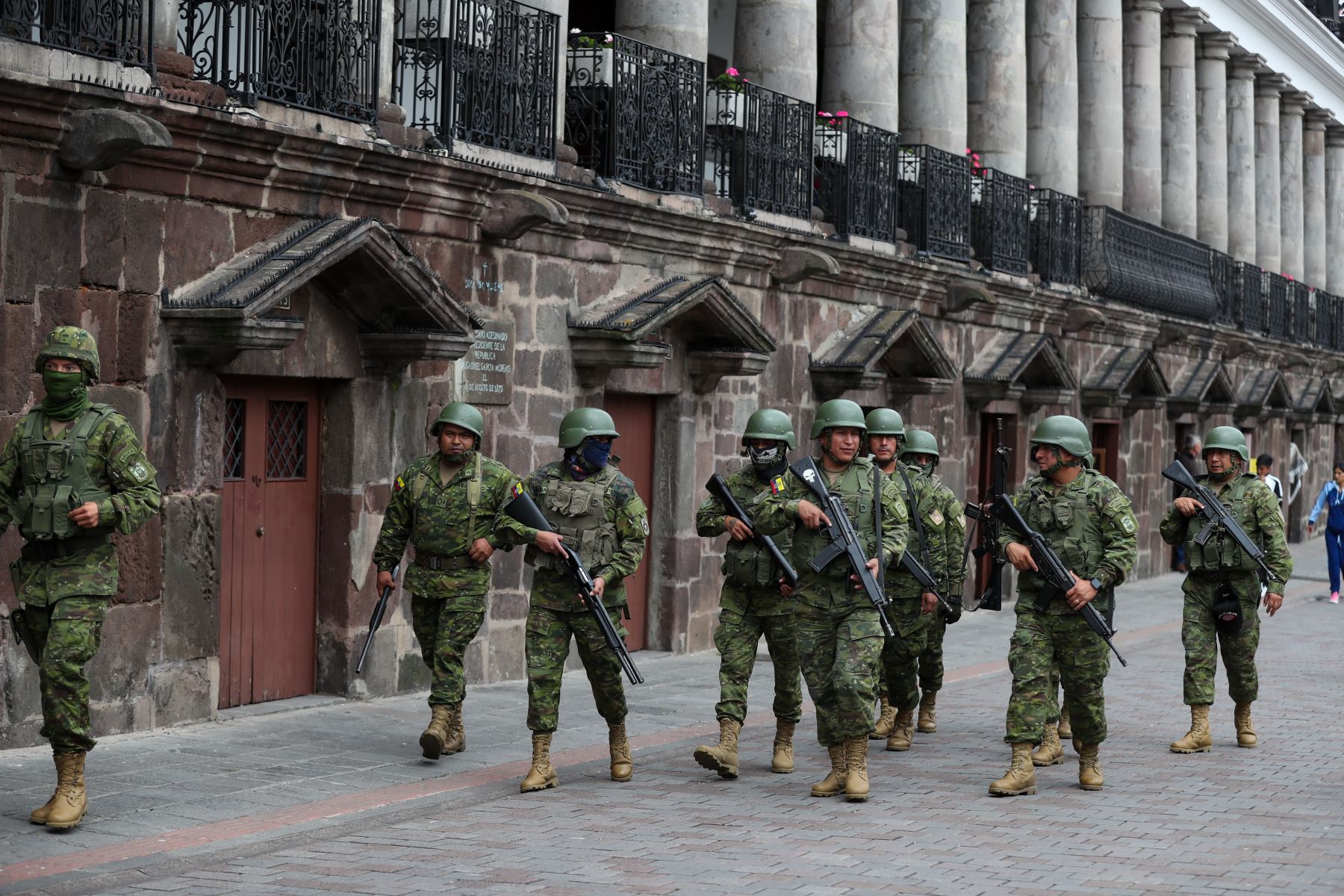 Soldados ecuatorianos patrullan por una calle hoy, en Quito (Ecuador). Foto: EFE.