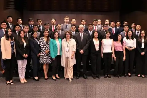 Estudiantes seleccionados para el curso de Economía Avanzada, junto al gerente general del BCR, Eduardo Torres Llosa y Sandra Mansilla, del Comité de Capacitación del BCR. Foto: Cortesía.