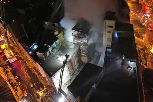 Según testimonio de algunos testigos, el incendio se habría iniciado en una cafetería de este inmueble de cuatro pisos a causa de una fuga de gas. Foto: ANDINA/ Ricardo Cuba